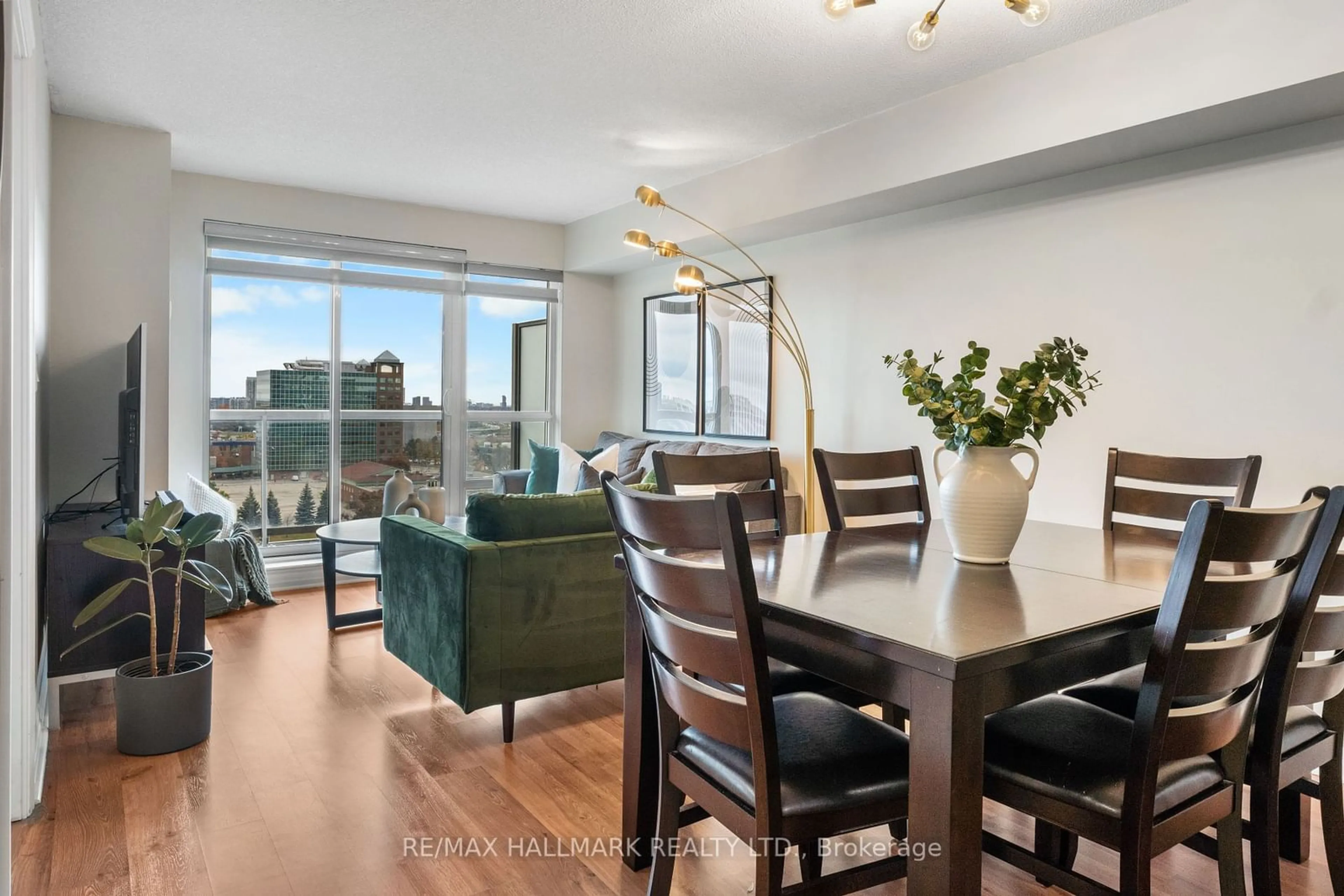 Dining room, wood floors for 30 Herons Hill Way #1007, Toronto Ontario M2J 0A7