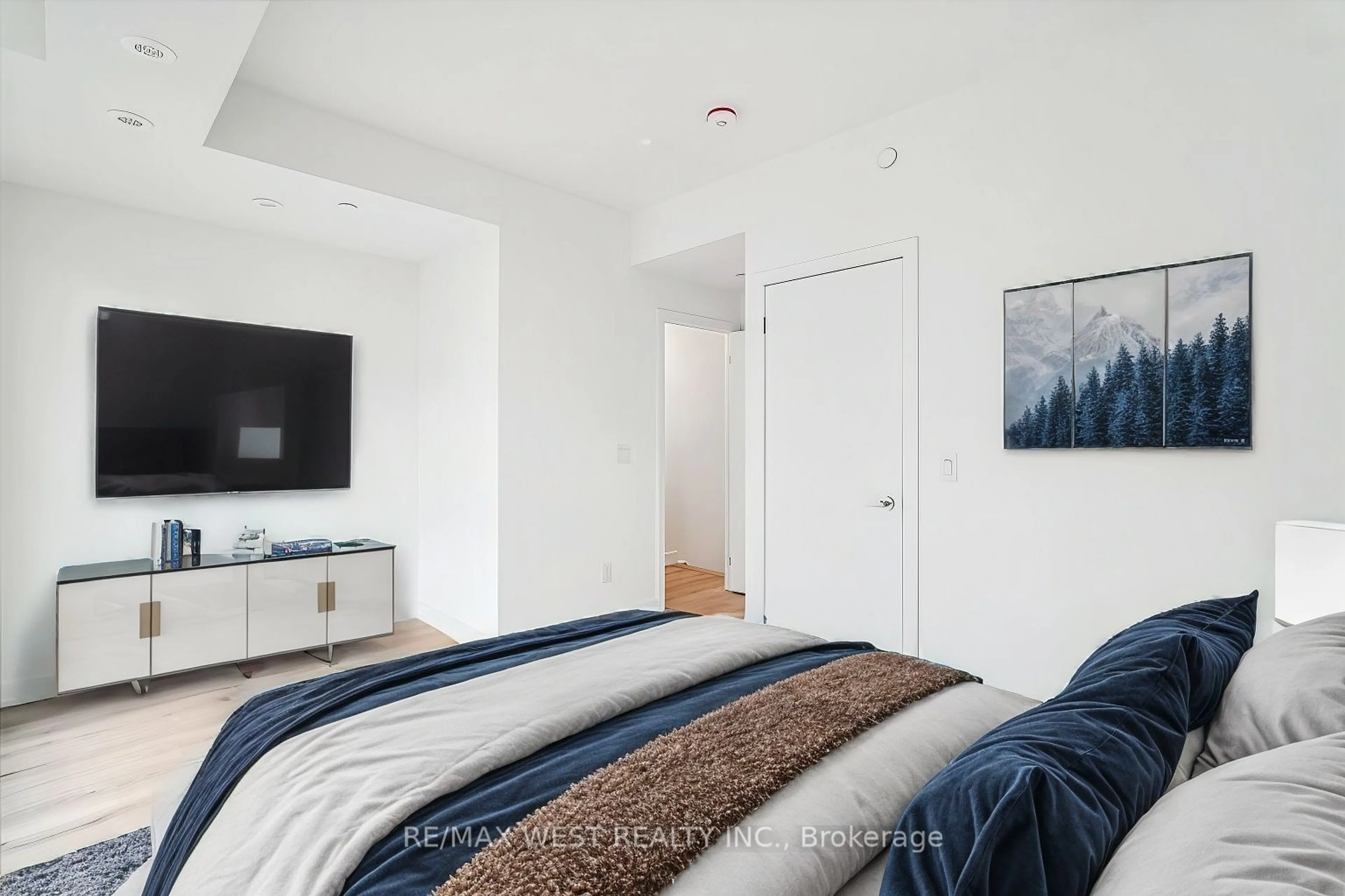 A pic of a room for 861 Sheppard Ave #7, Toronto Ontario M3H 0E9