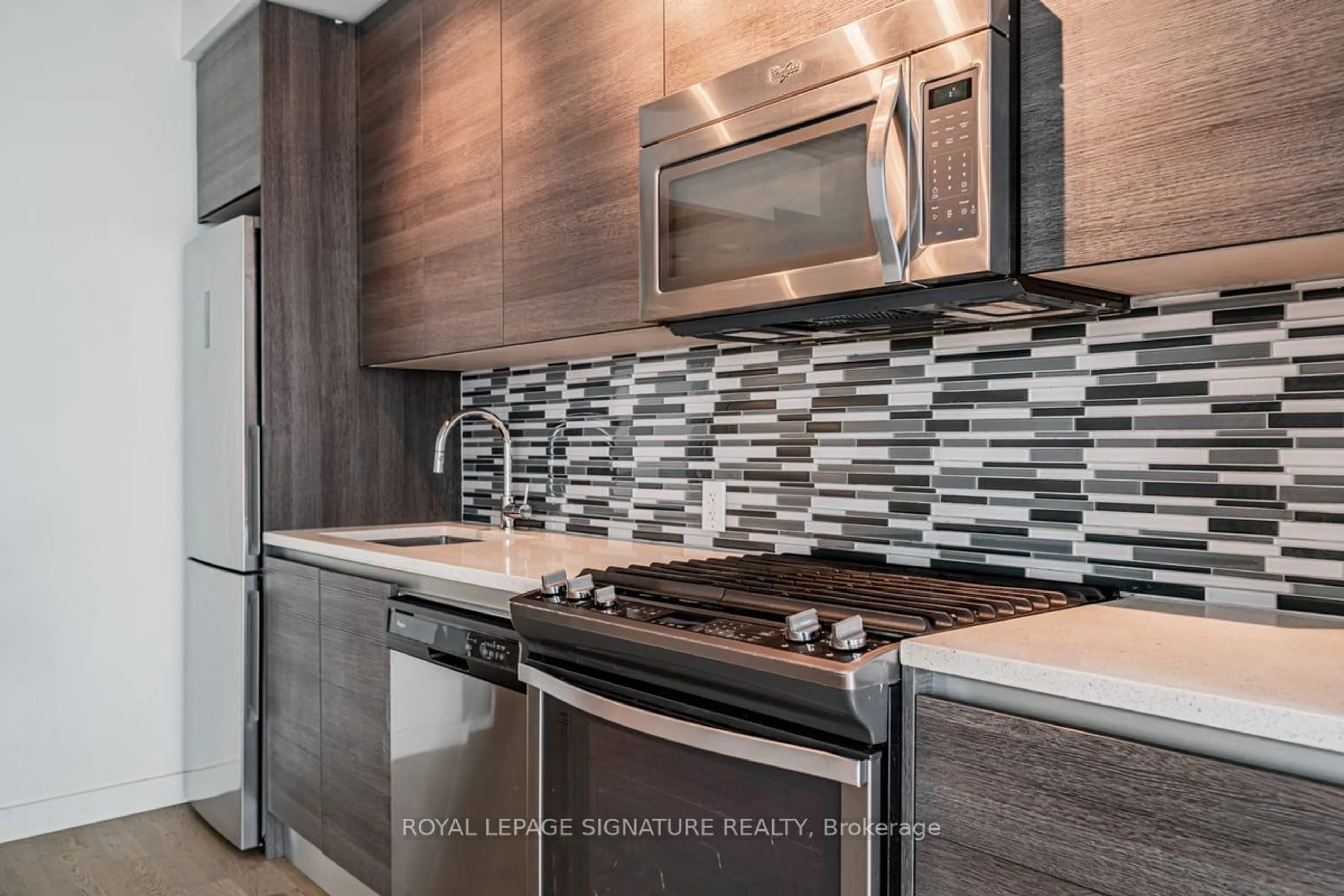 Standard kitchen, mountain for 111 Bathurst St #814, Toronto Ontario M5V 0M9