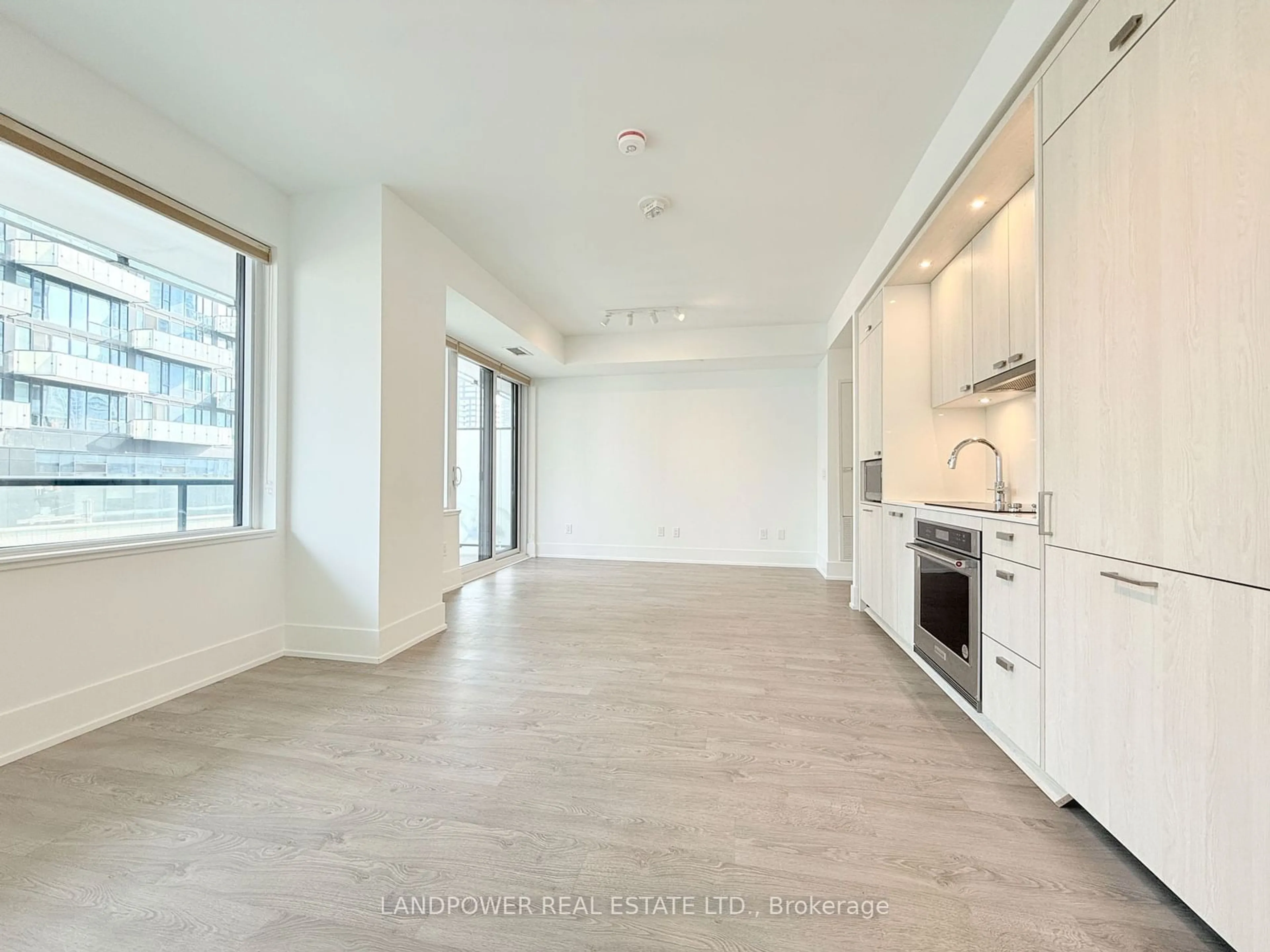 Open concept kitchen for 480 Front St #806, Toronto Ontario M5V 0V5