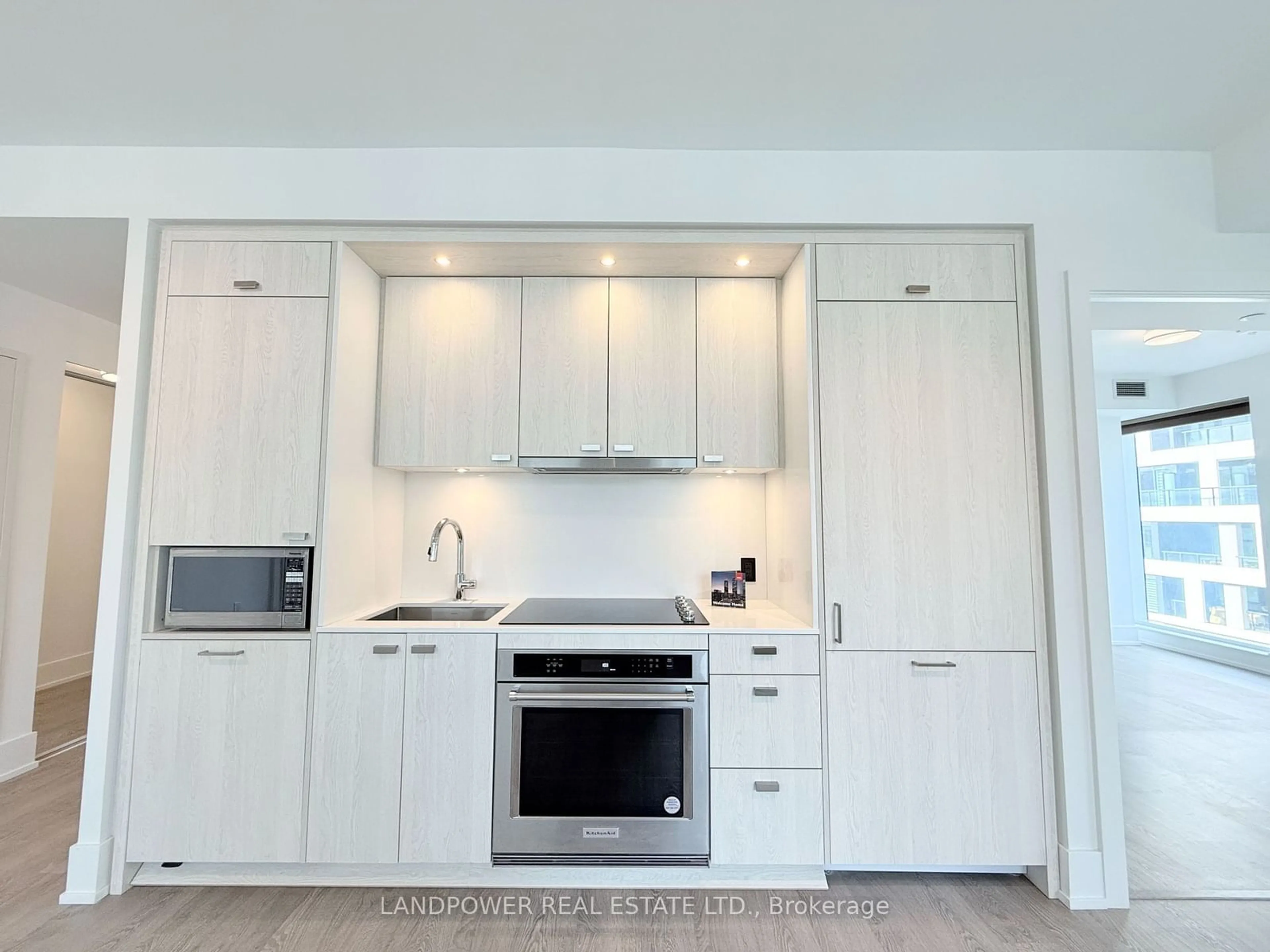 Open concept kitchen for 480 Front St #806, Toronto Ontario M5V 0V5