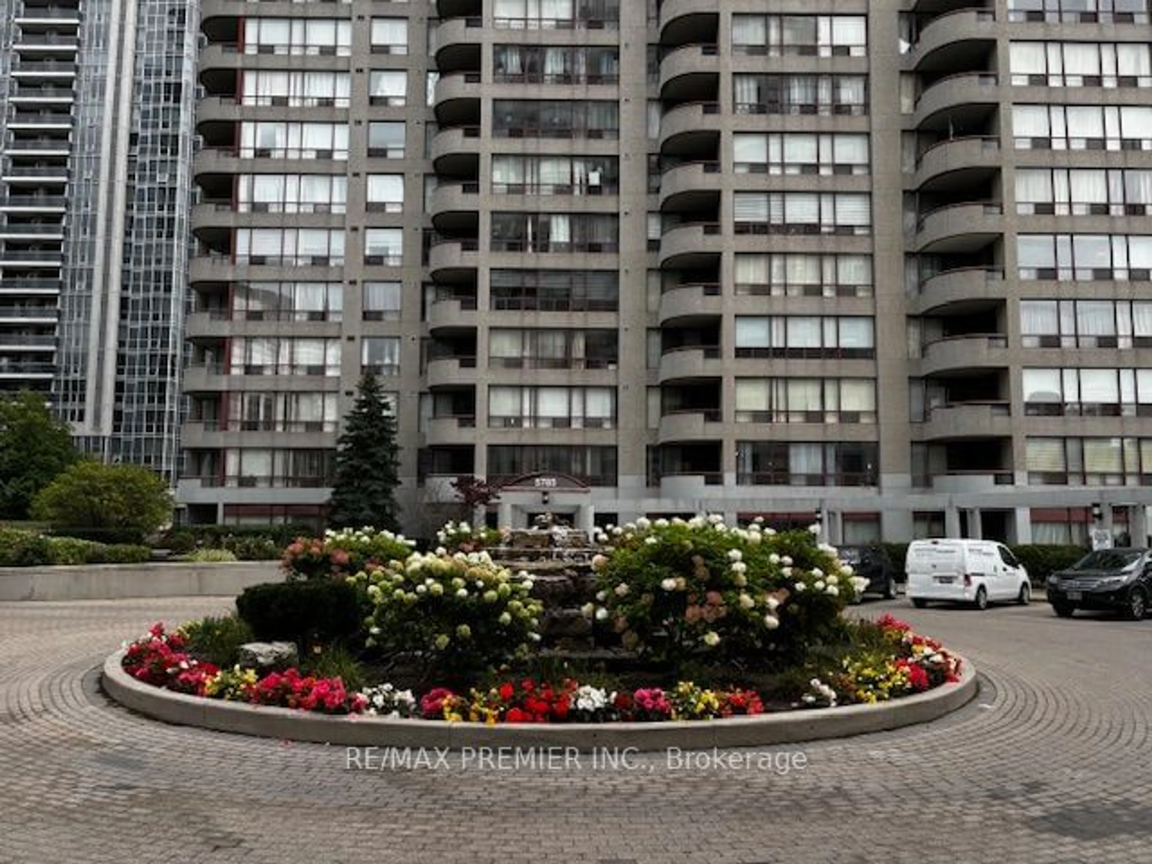 A pic from exterior of the house or condo, the street view for 5785 Yonge St #209, Toronto Ontario M2M 4J2