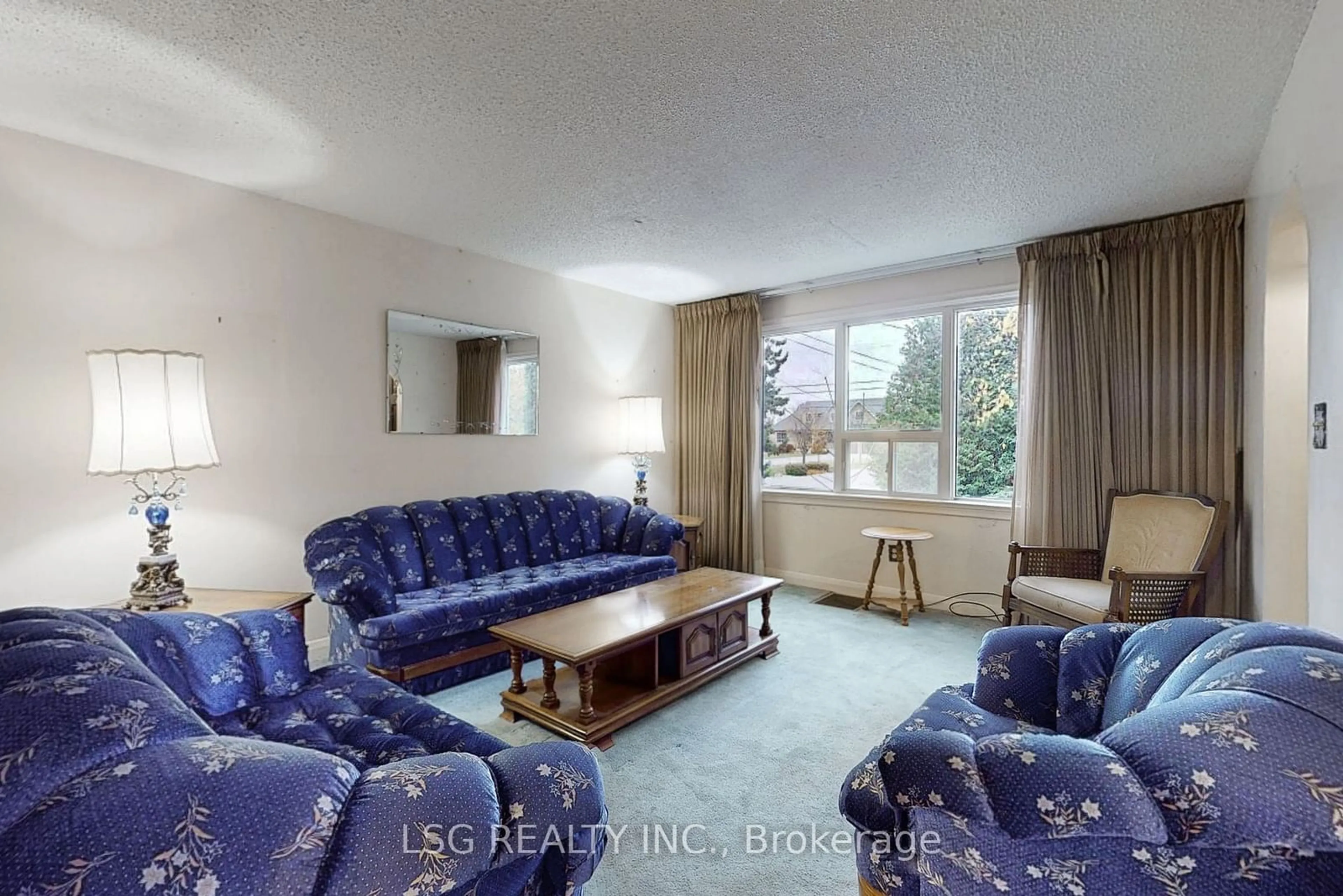 Living room, wood floors for 38 Darlington Blvd, Clarington Ontario L1E 2J7