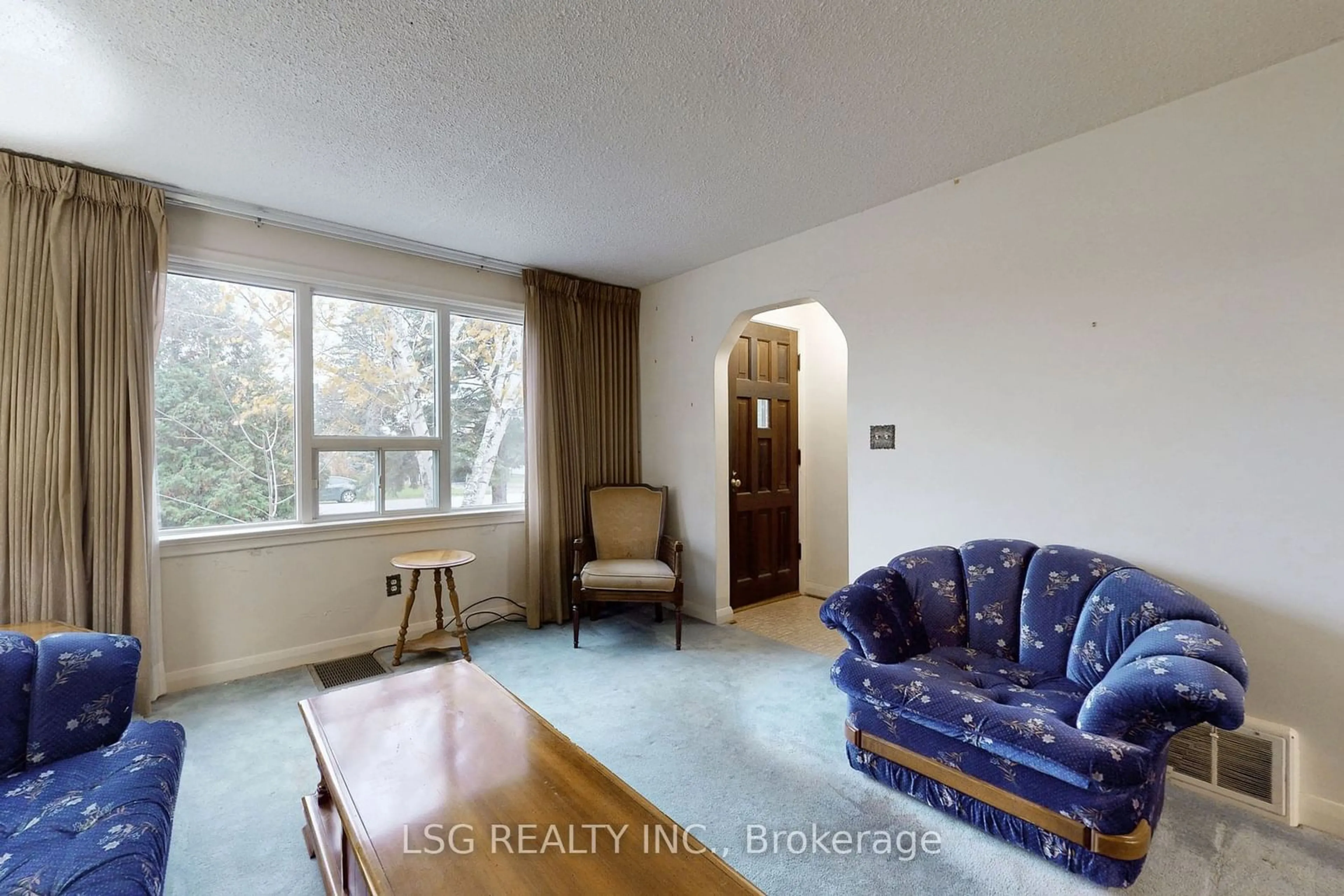 A pic of a room, wood floors for 38 Darlington Blvd, Clarington Ontario L1E 2J7