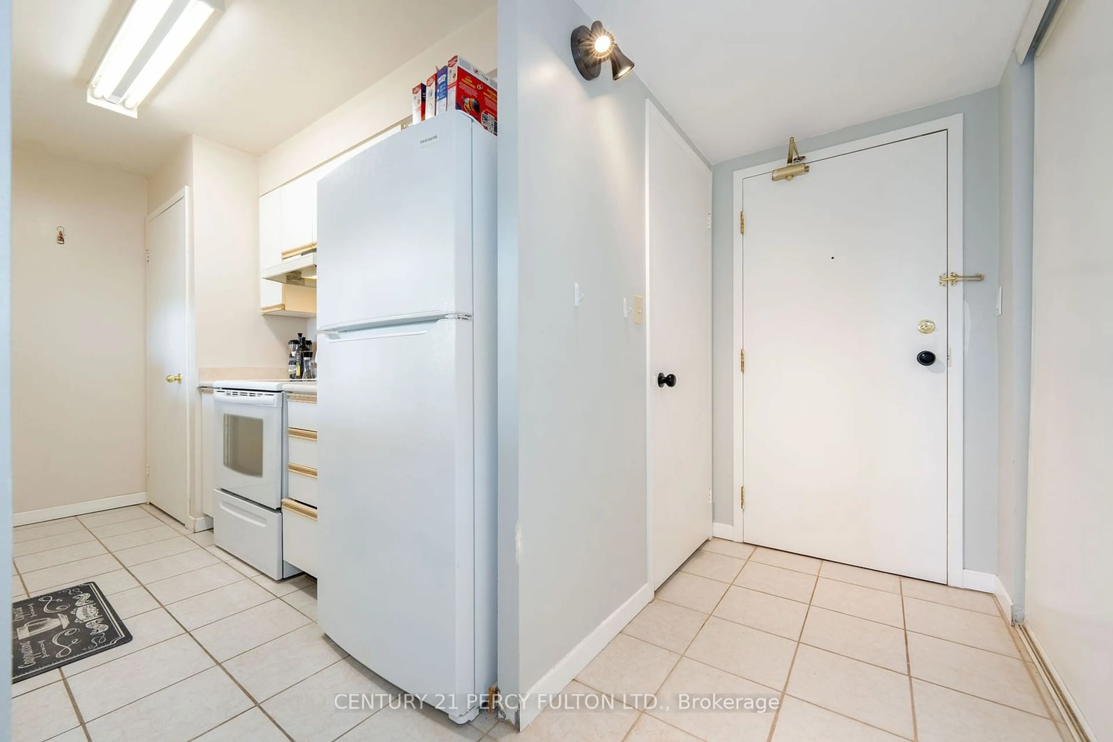 Standard kitchen, not visible floor, cottage for 90 Dale Ave #403, Toronto Ontario M1J 3N4