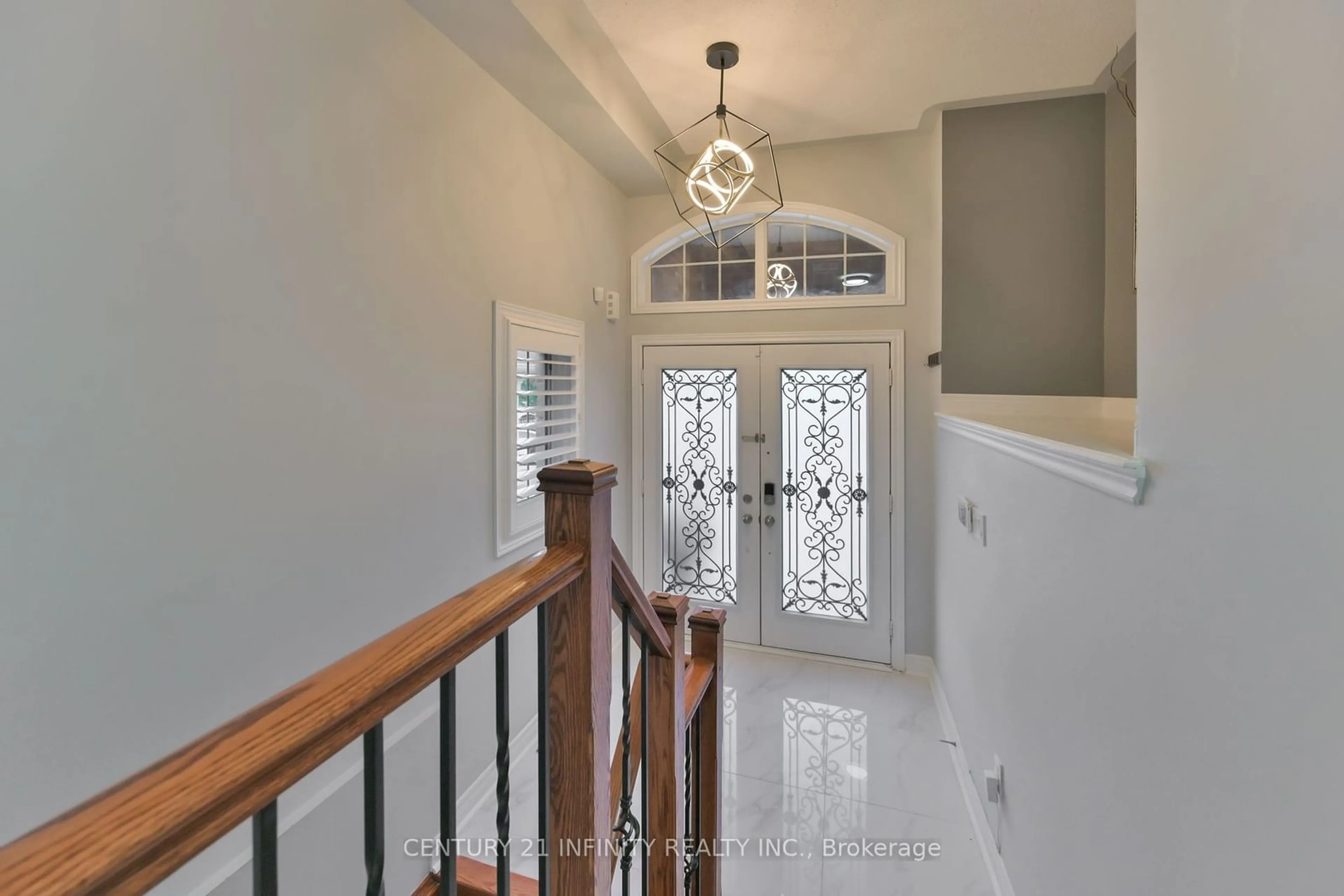 Indoor entryway, wood floors for 13 Snowy Owl Way, Toronto Ontario M1X 0B4