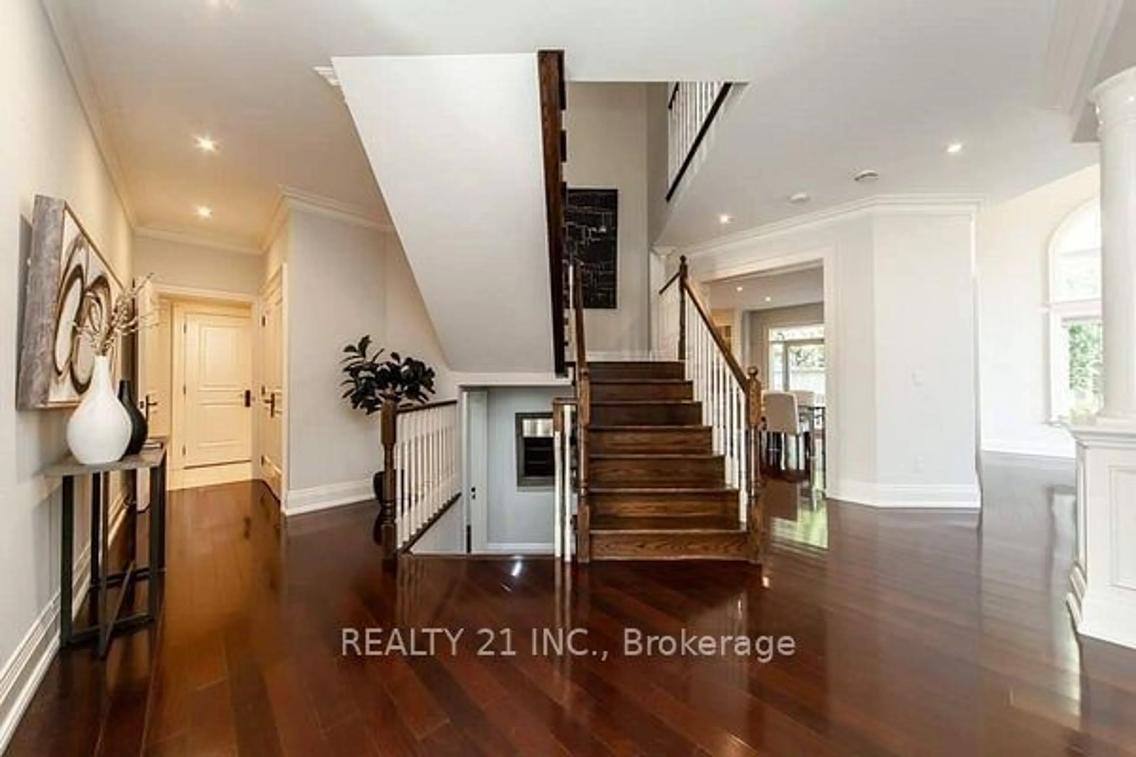 Indoor entryway, wood floors for 92 Hill Cres, Toronto Ontario M1M 1J6