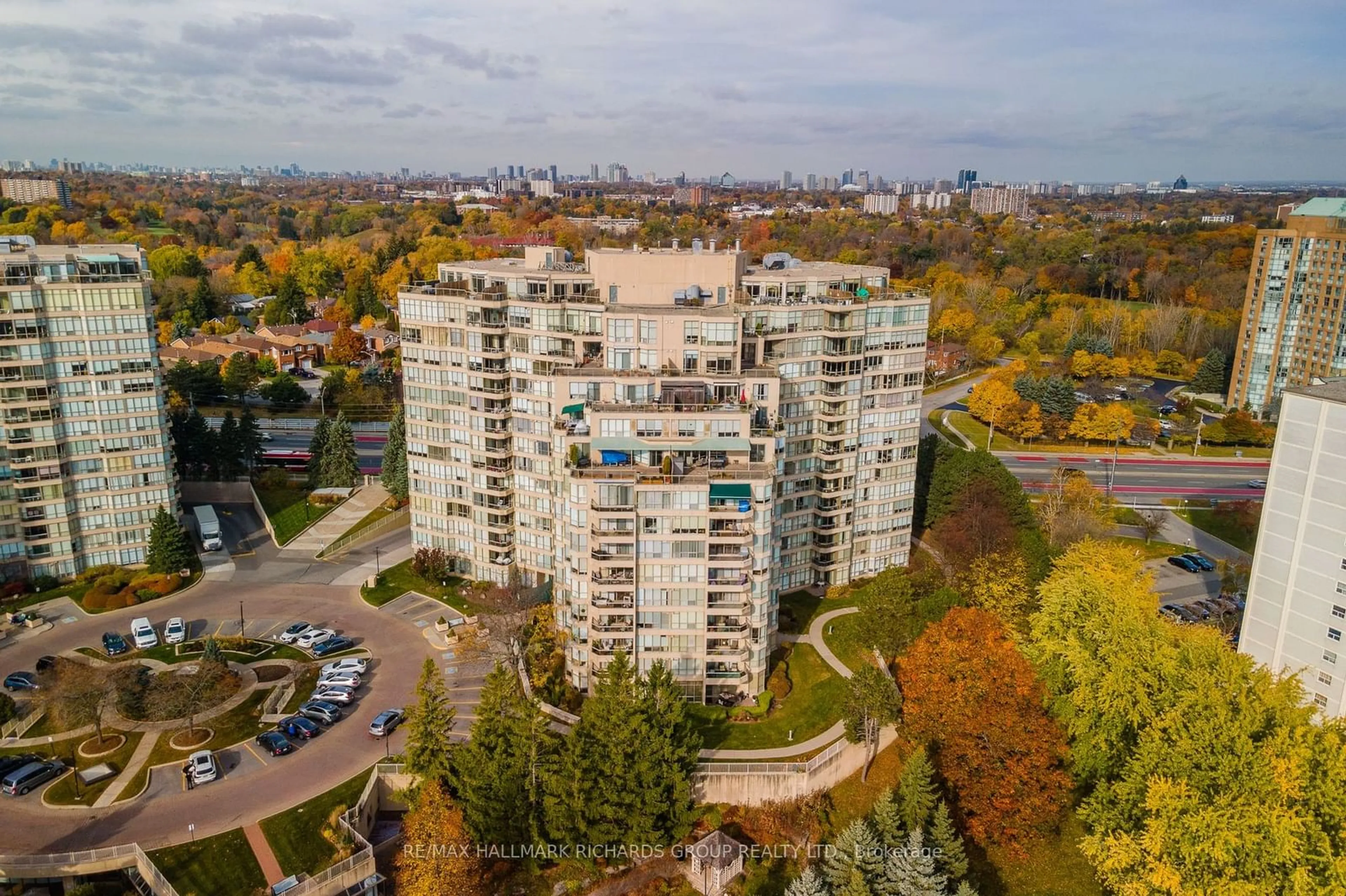 A pic from exterior of the house or condo, the view of city buildings for 20 Guildwood Pkwy #605, Toronto Ontario M1E 5B6