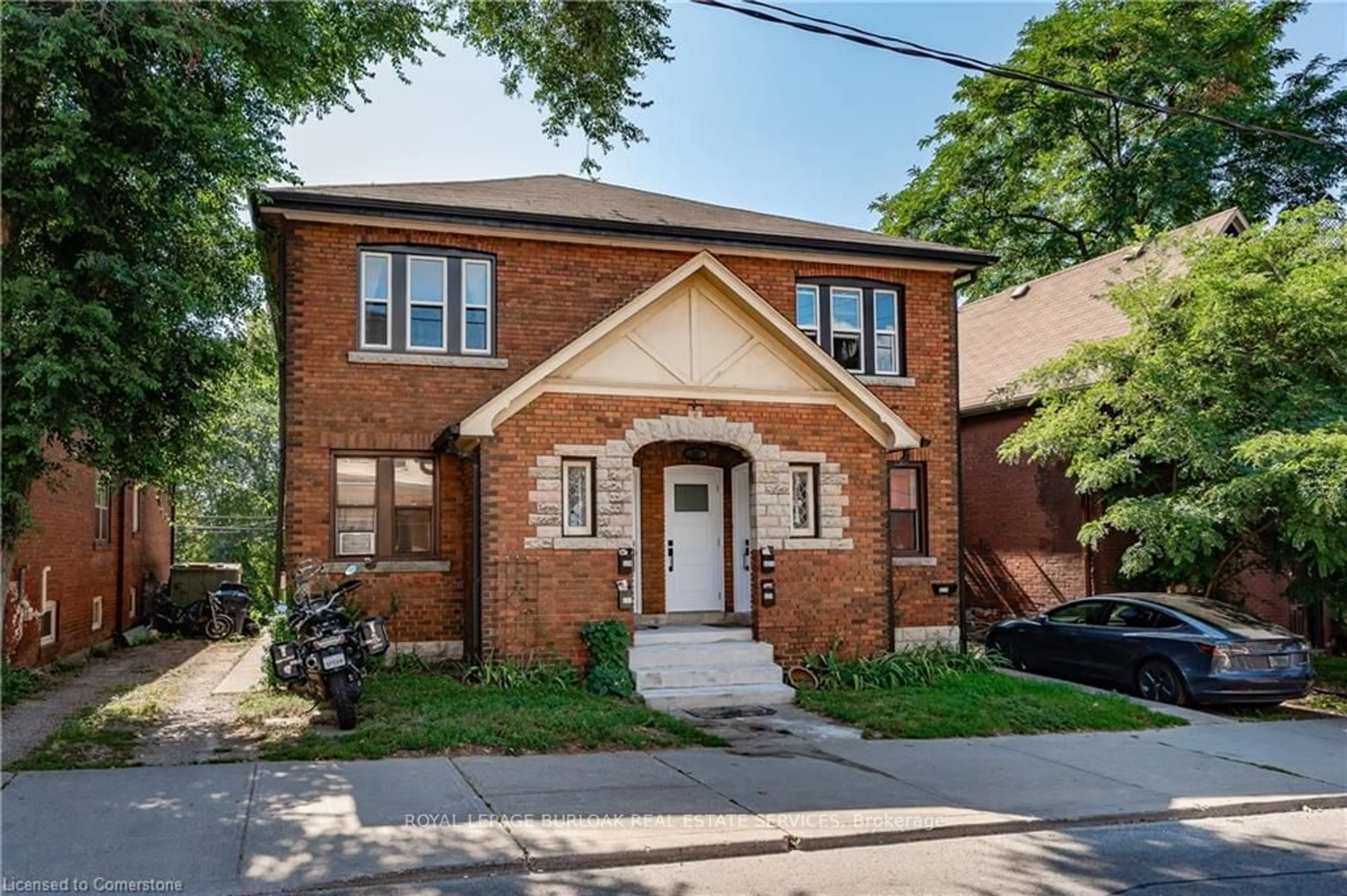 Home with brick exterior material for 527 Kingston Rd, Toronto Ontario M4L 1V5