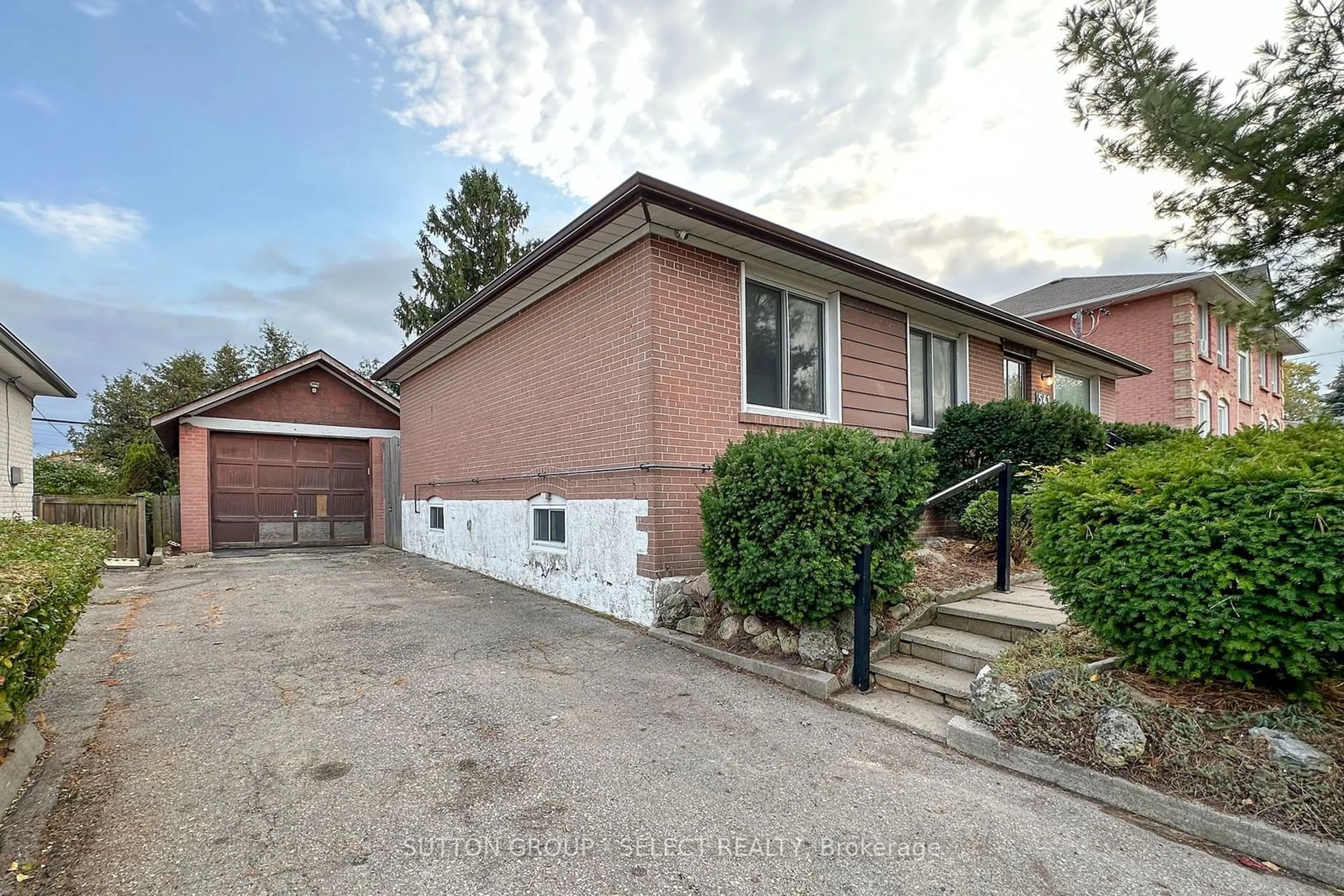 Frontside or backside of a home, the street view for 541 Monteith Ave, Oshawa Ontario L1J 1E2