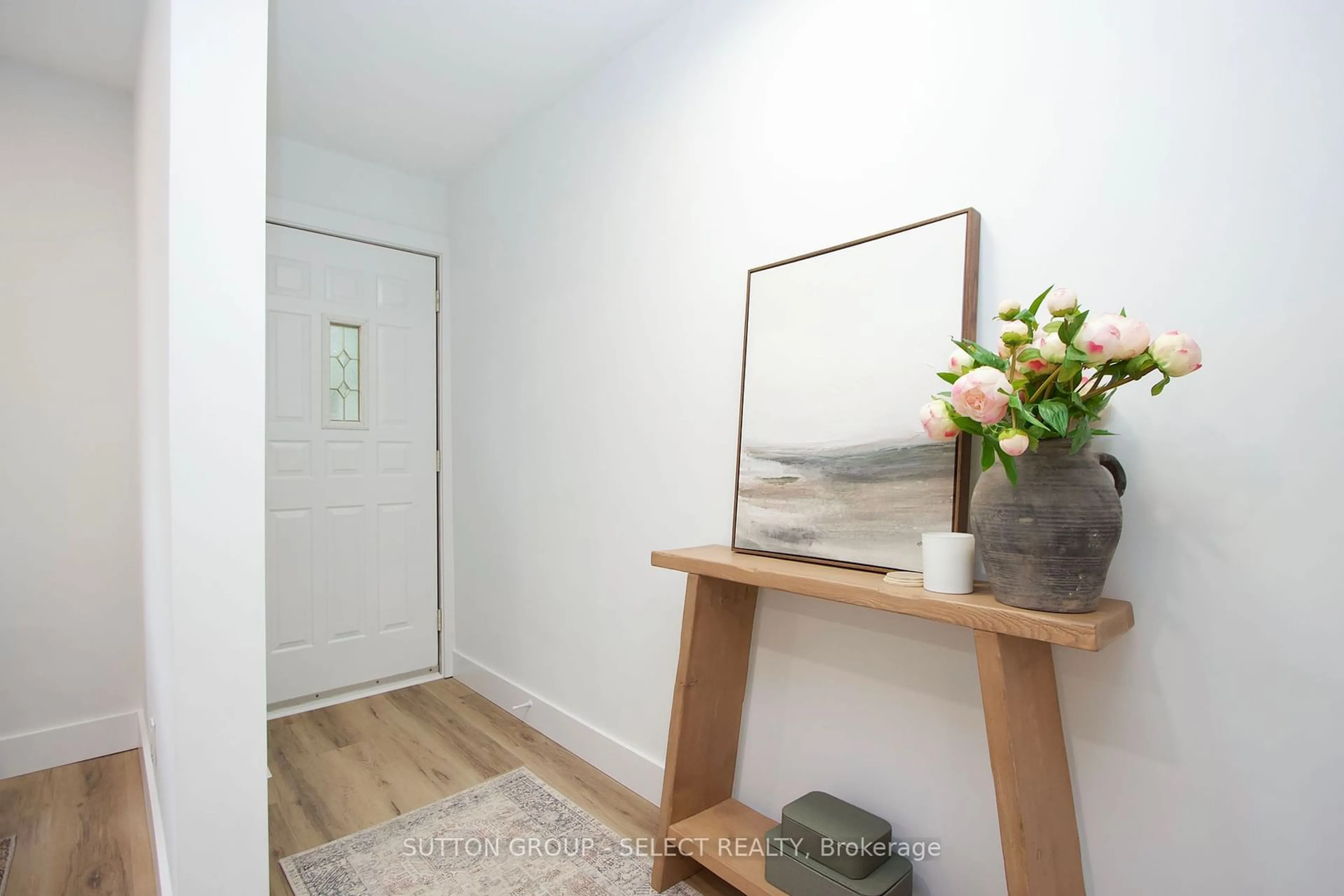 Indoor entryway, wood floors for 541 Monteith Ave, Oshawa Ontario L1J 1E2