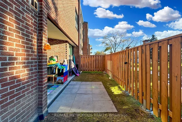 Additional property image - 4060 Lawrence Ave Unit 106