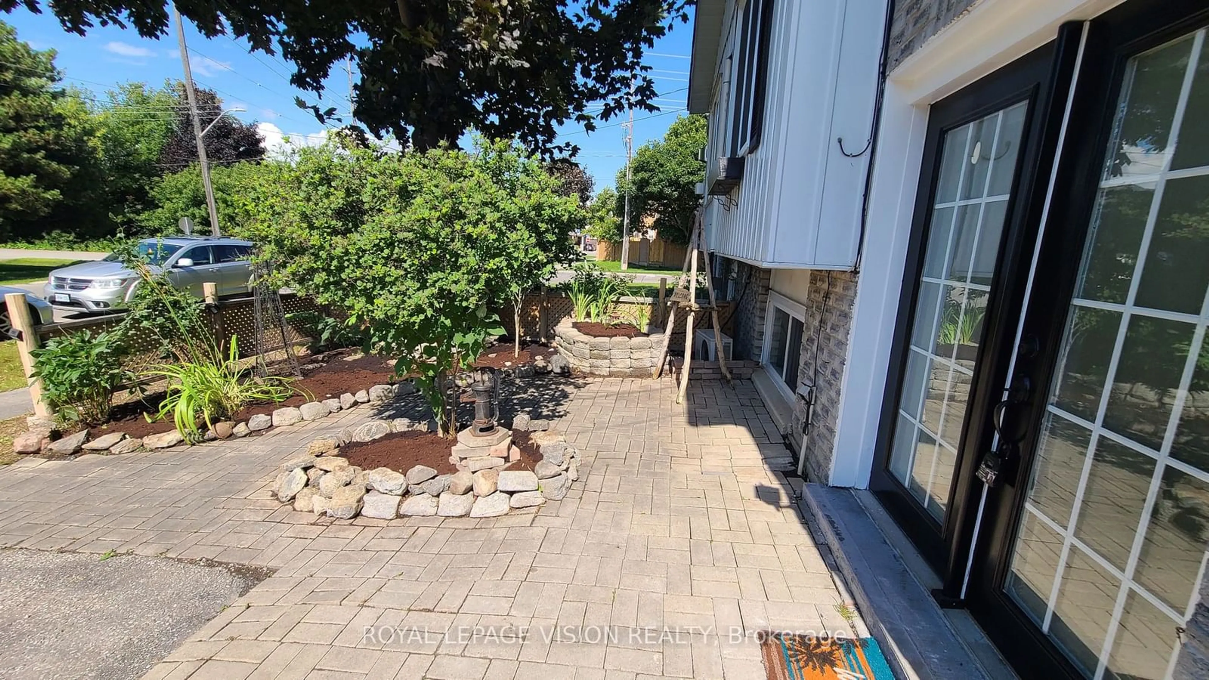 Patio, the street view for 303 Beech St, Whitby Ontario L1N 3B3