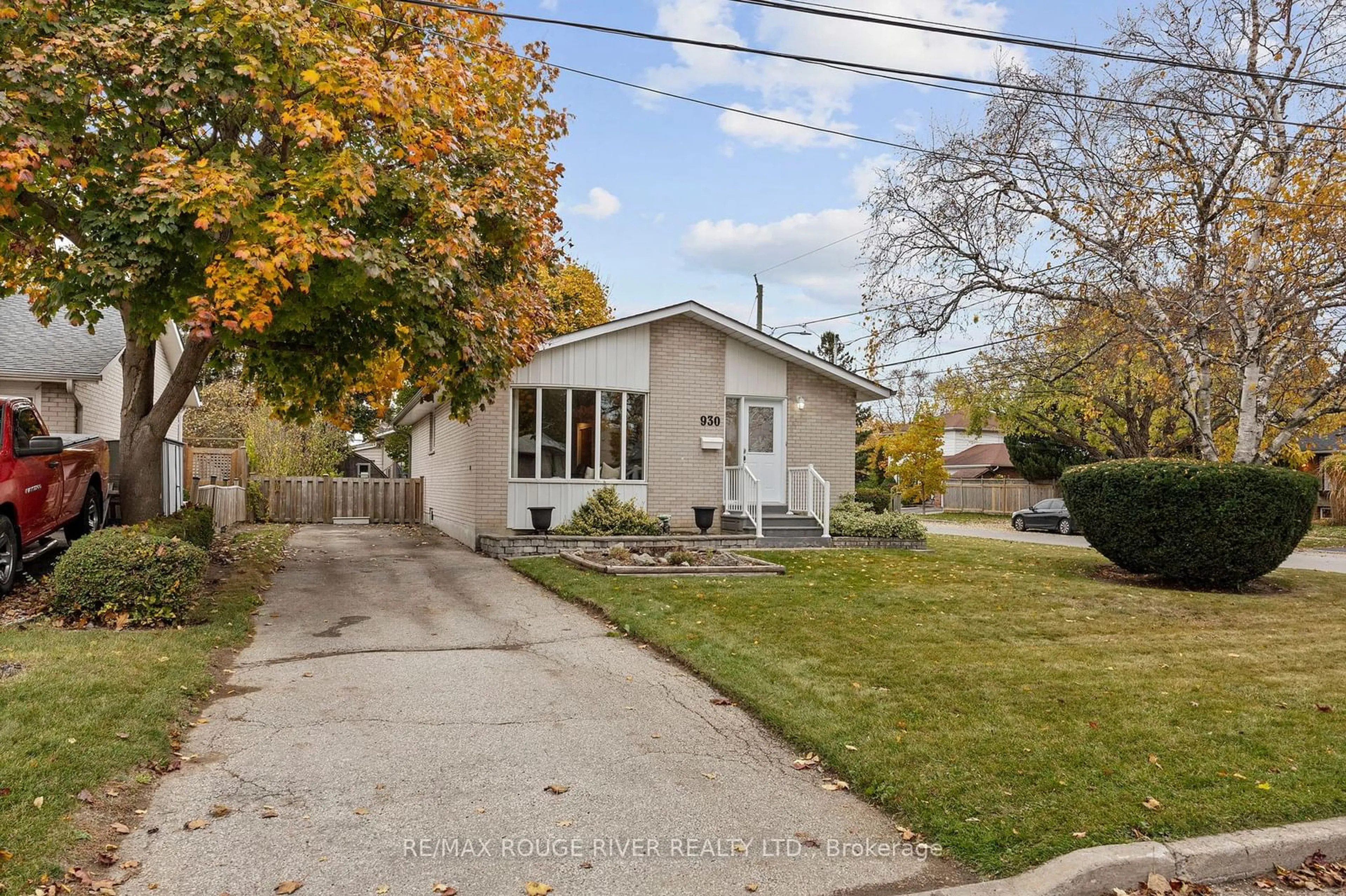 A pic from exterior of the house or condo, the street view for 930 Marinet Cres, Pickering Ontario L1W 2M1