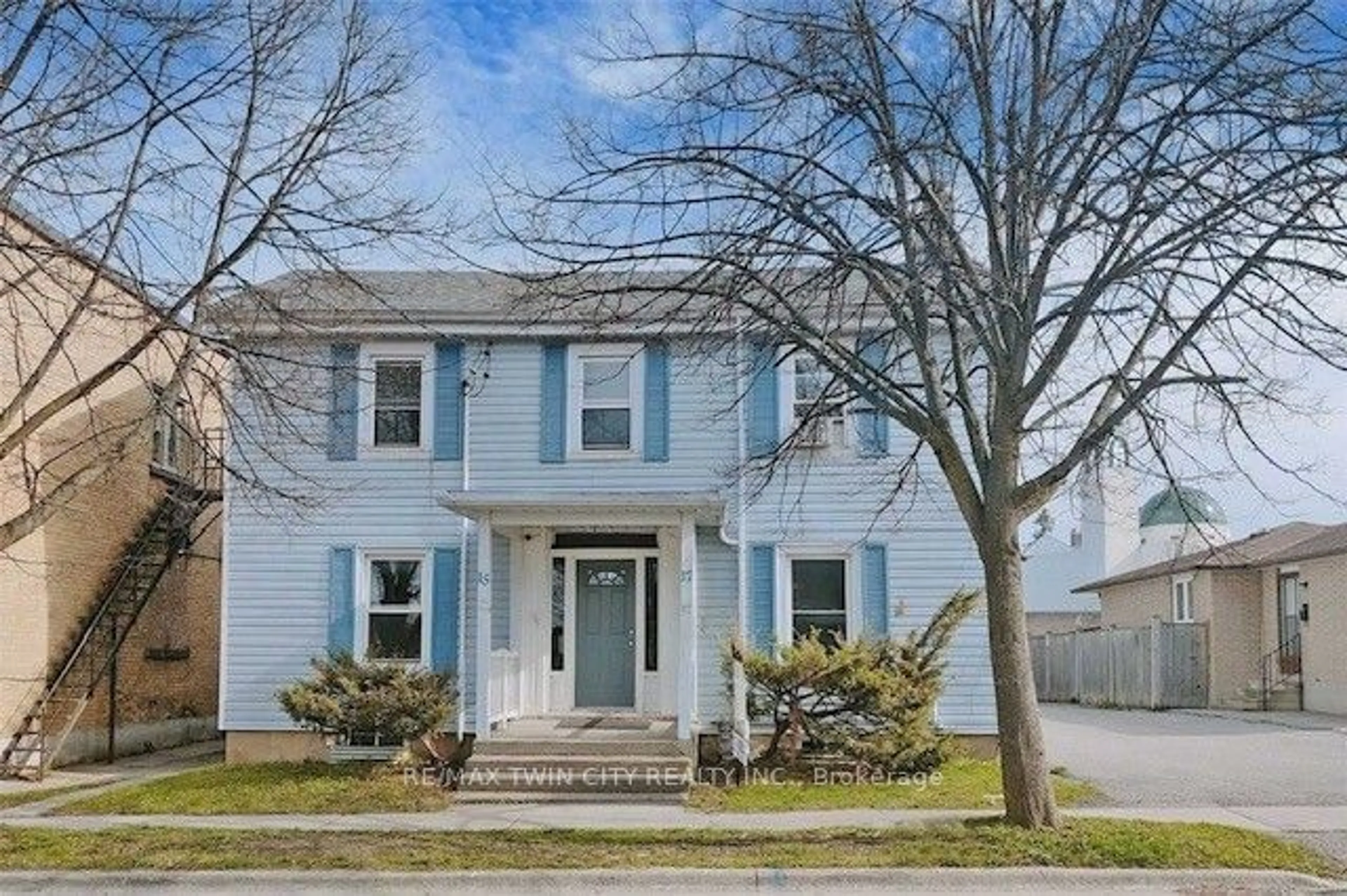 A pic from exterior of the house or condo, the street view for 15/17 Lloyd St, Oshawa Ontario L1H 1X2