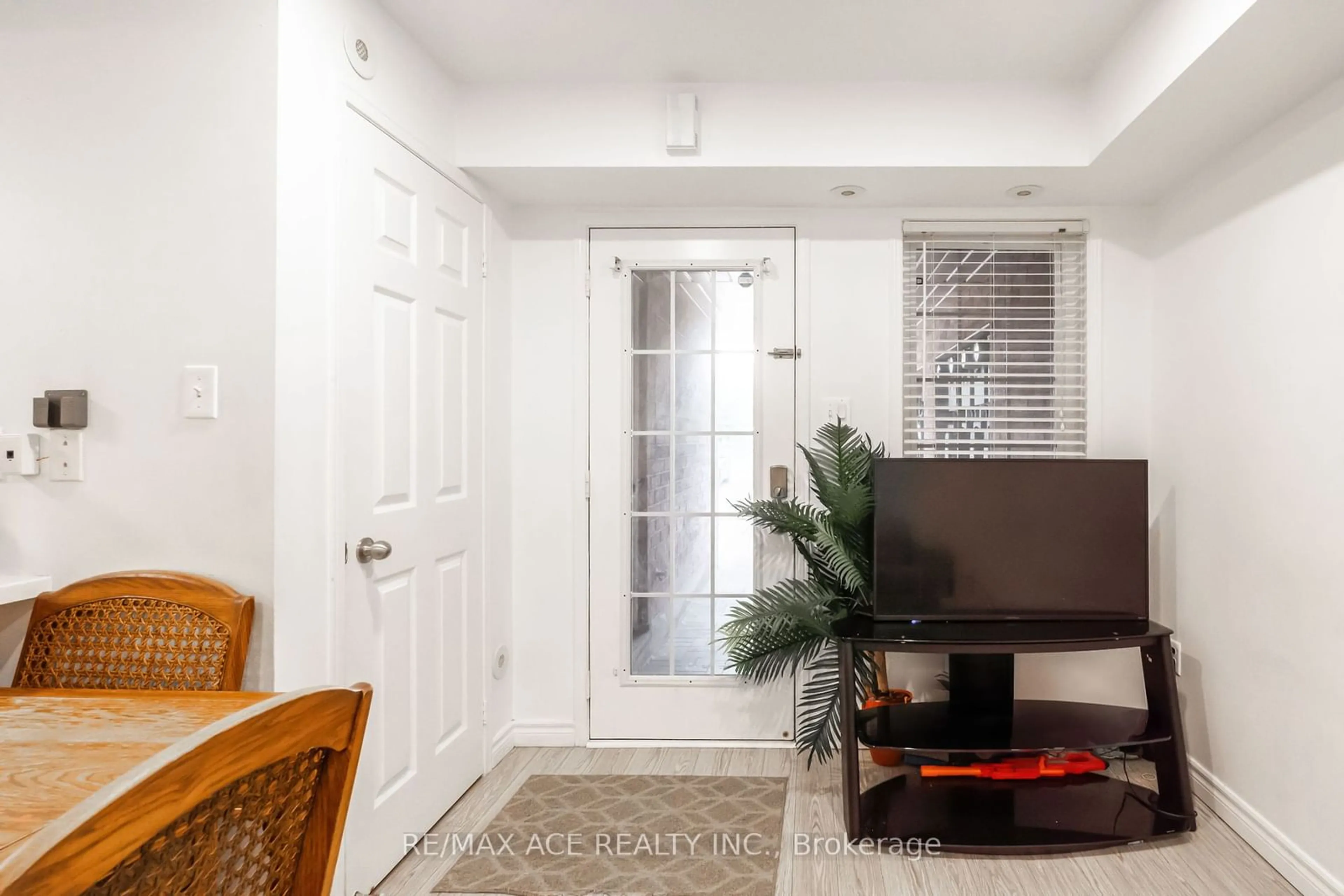 Indoor entryway, wood floors for 200 Mclevin Ave #29, Toronto Ontario M1B 6C6