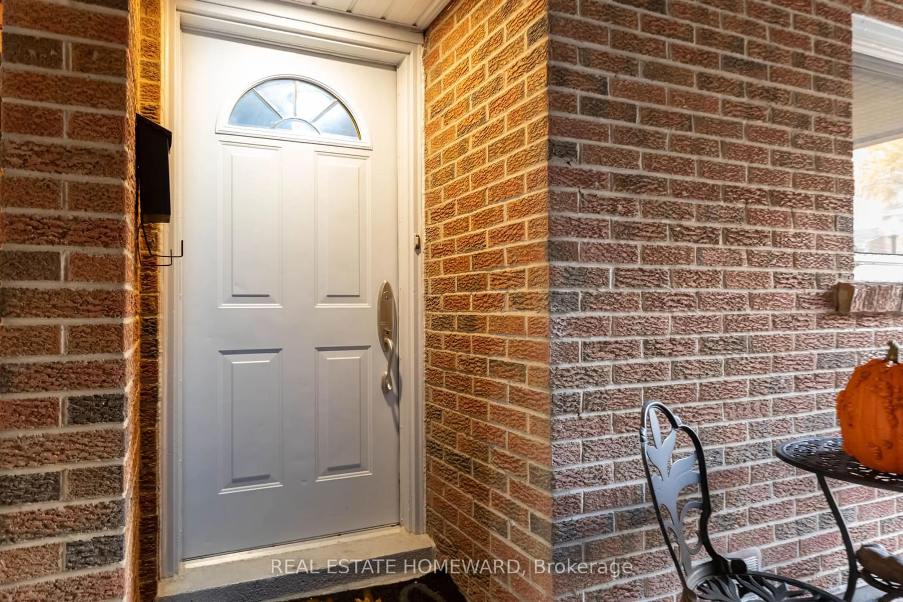 Indoor entryway, wood floors for 90 Edgewood Ave #118, Toronto Ontario M4L 3H1