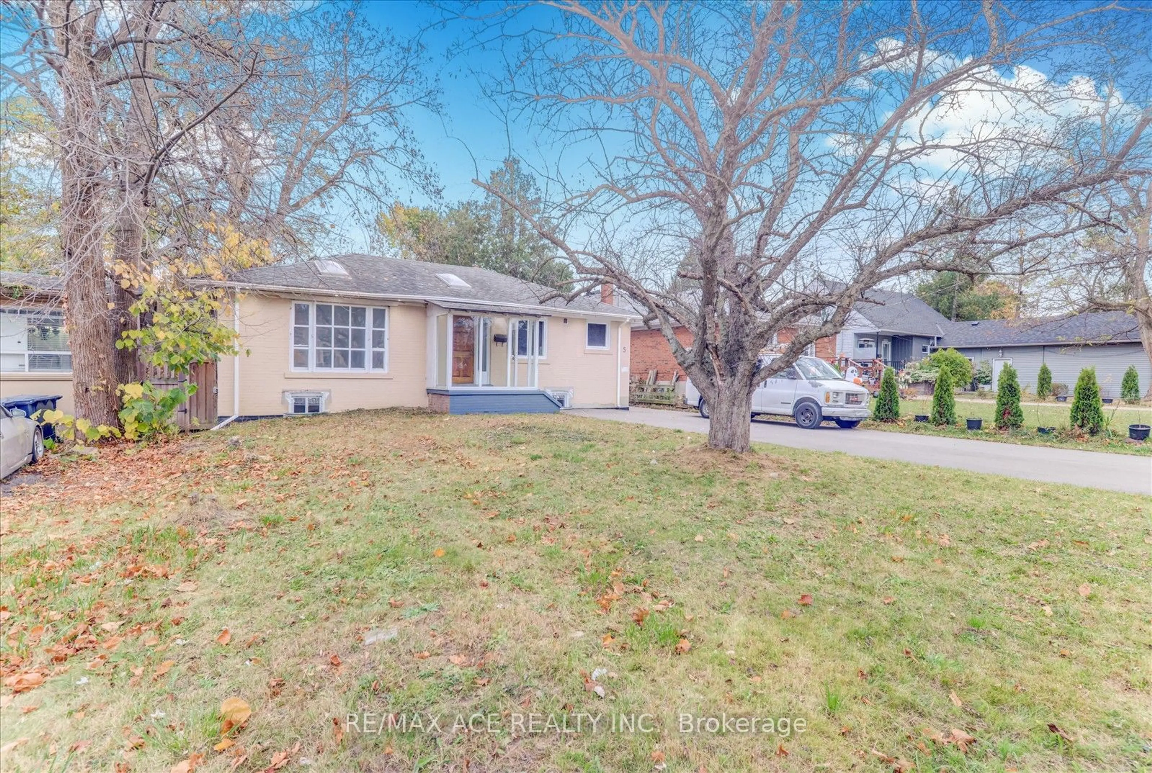 Frontside or backside of a home, the street view for 5 Willowlea Dr, Toronto Ontario M1C 1J4