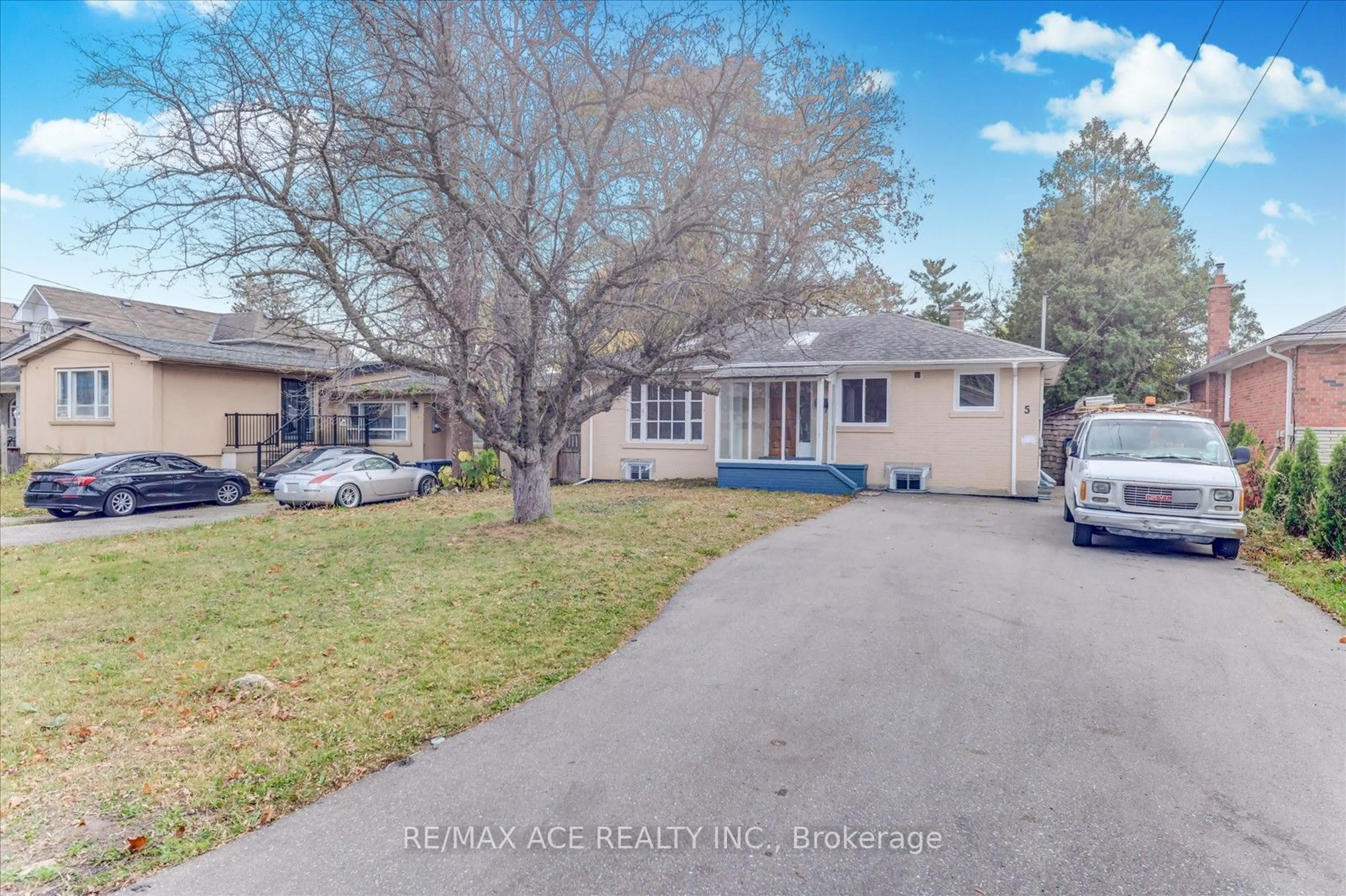 Frontside or backside of a home, the street view for 5 Willowlea Dr, Toronto Ontario M1C 1J4