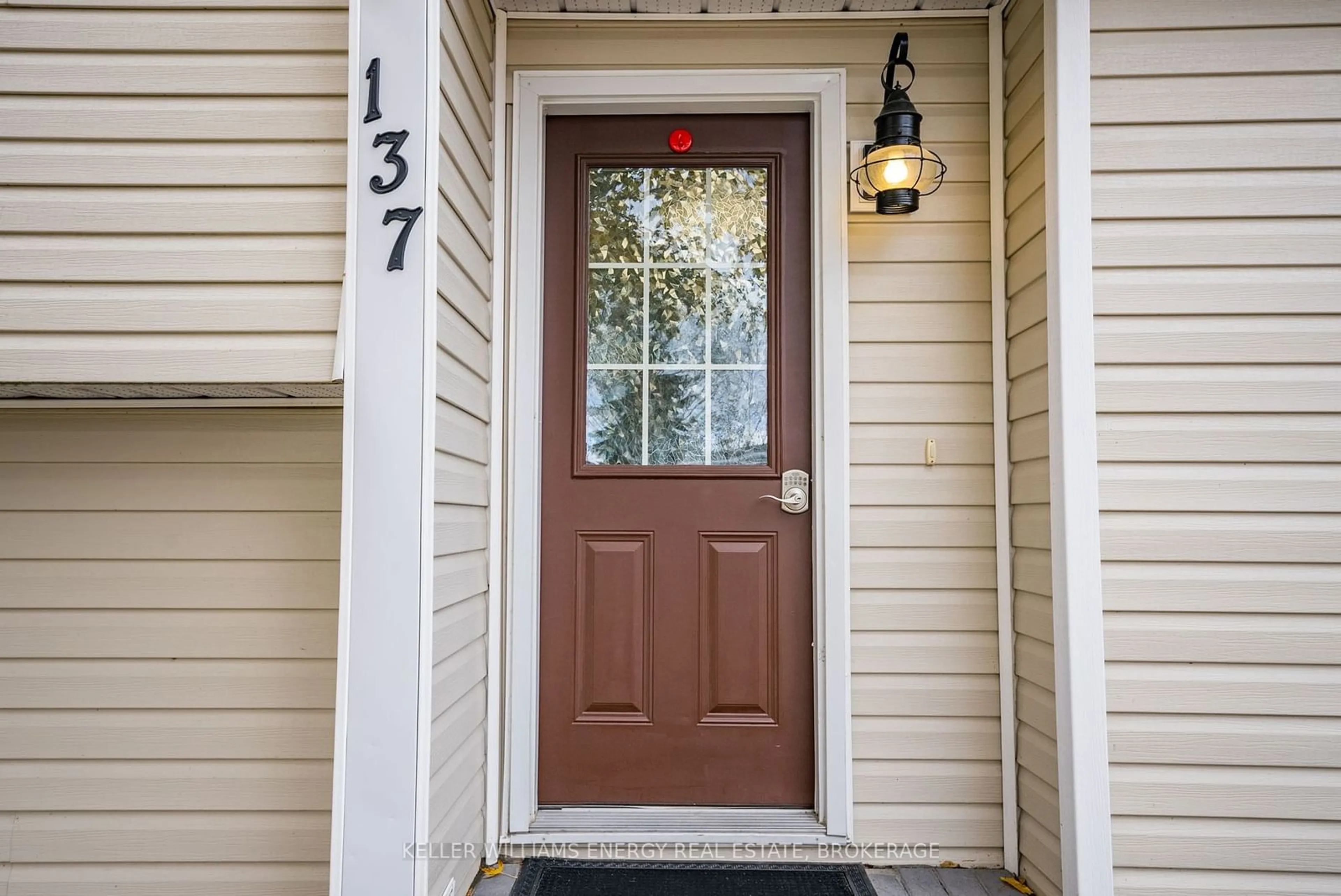 Indoor entryway, wood floors for 137 Wilmot Tr, Clarington Ontario L1B 1B9