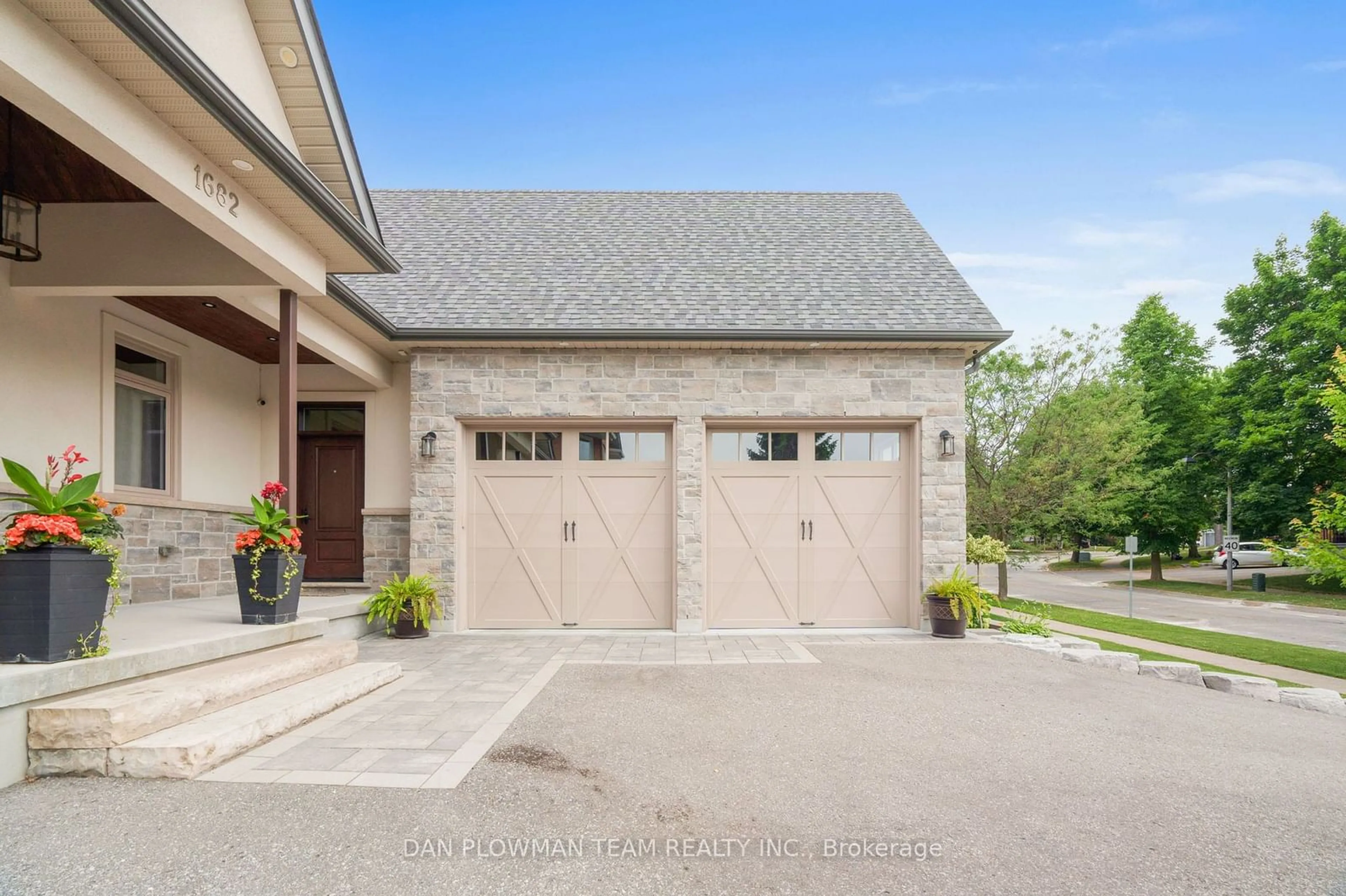 Indoor garage, cement floor for 1682 Heathside Cres, Pickering Ontario L1V 5V6