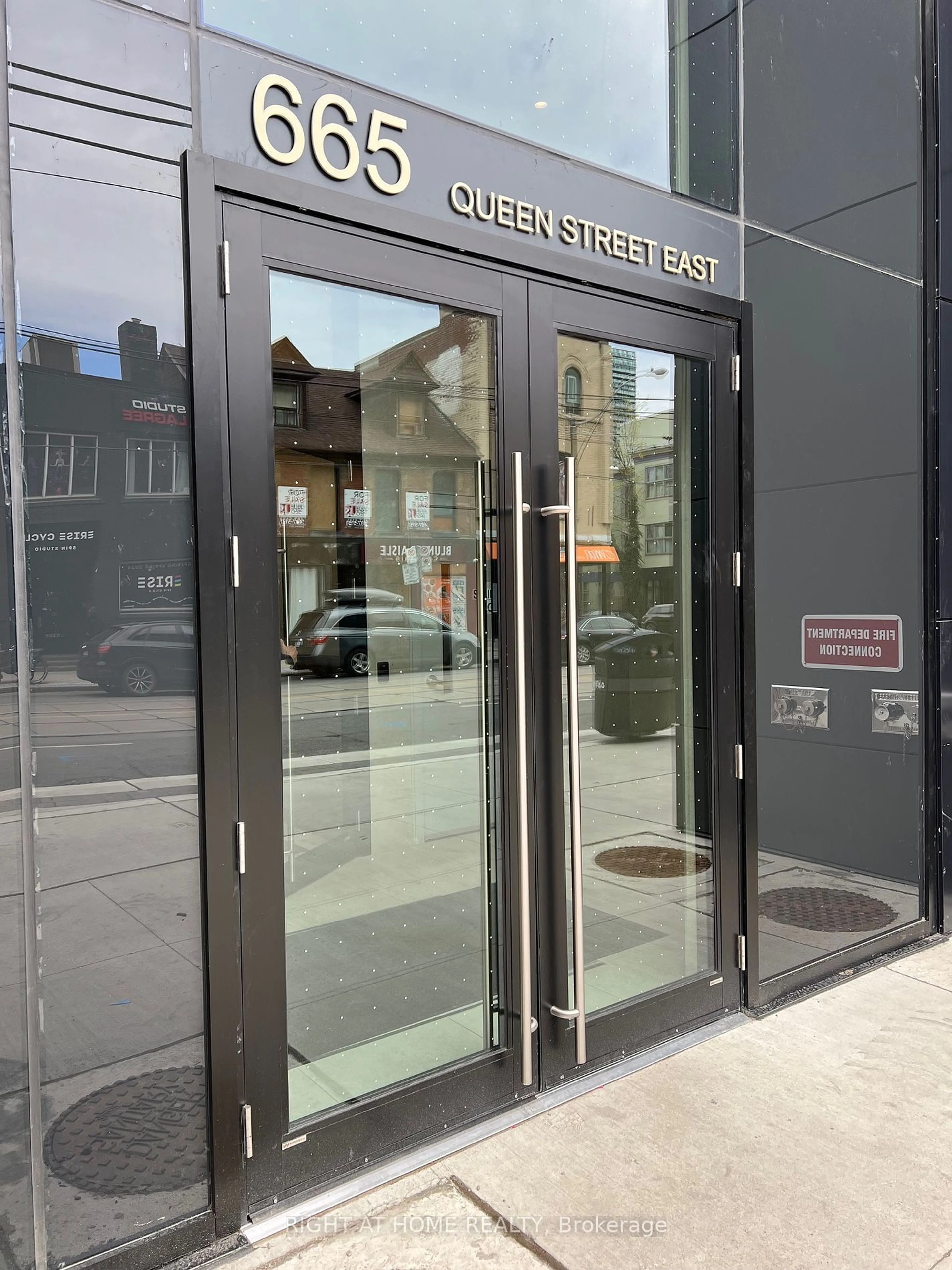 Indoor foyer for 665 Queen St #412, Toronto Ontario M4M 1G4