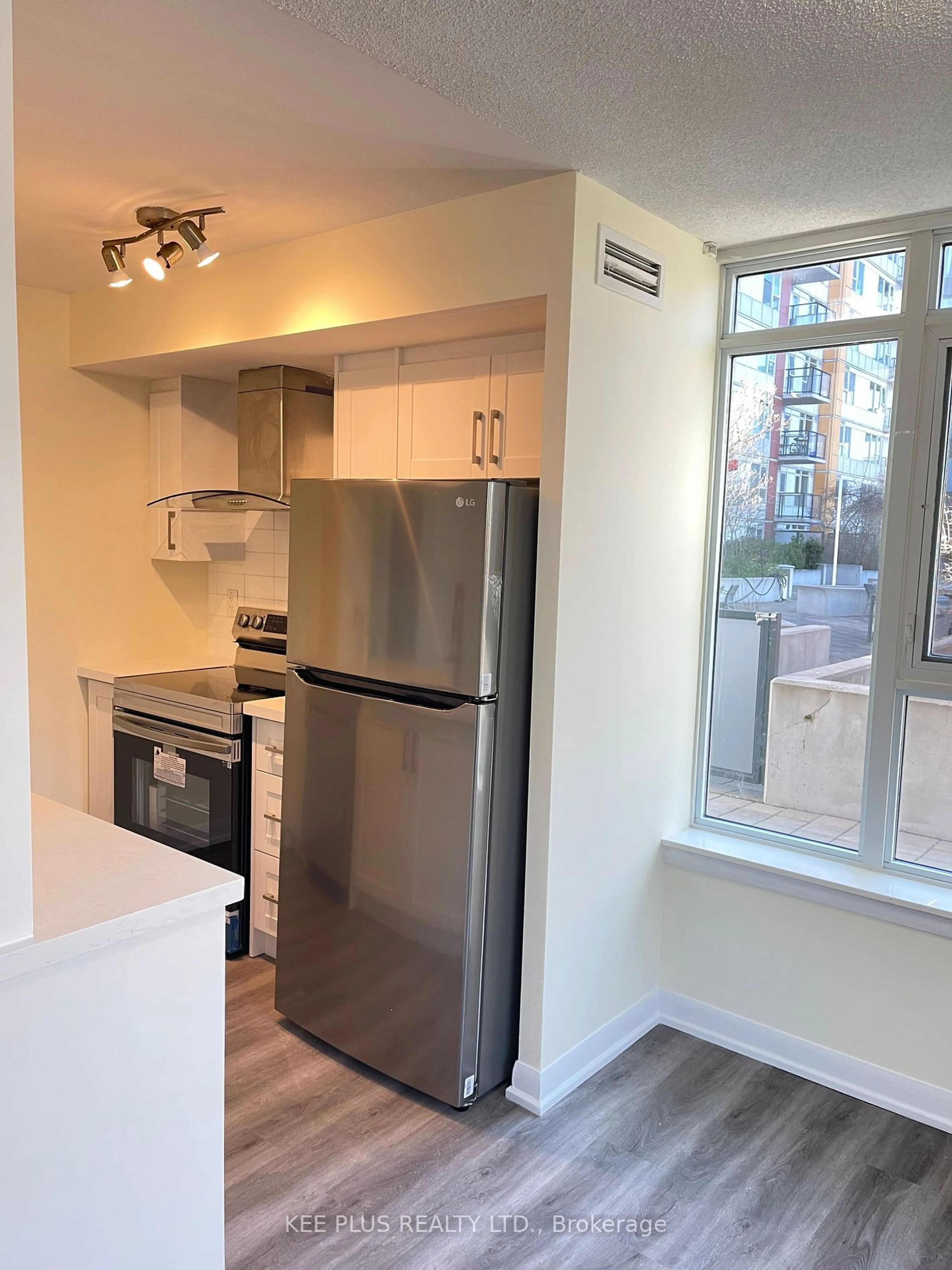 Standard kitchen for 190 Borough Dr #302, Toronto Ontario M1P 0B6