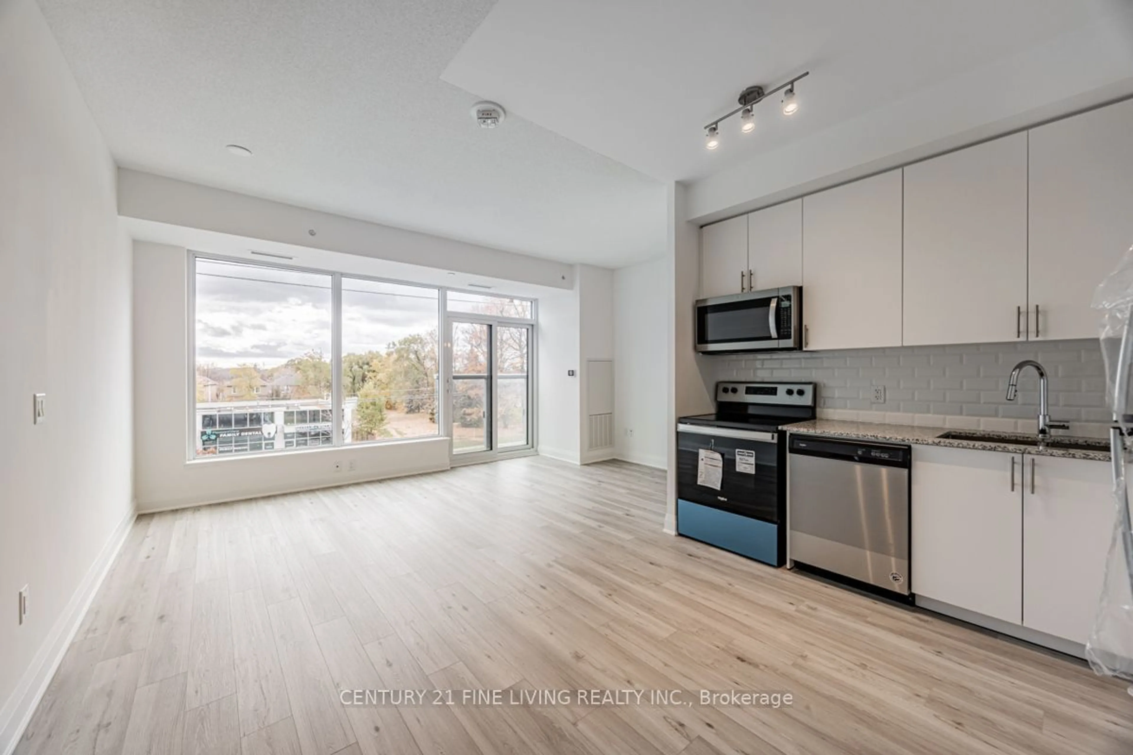 Open concept kitchen for 3220 Sheppard Ave #318, Toronto Ontario M1T 0B7