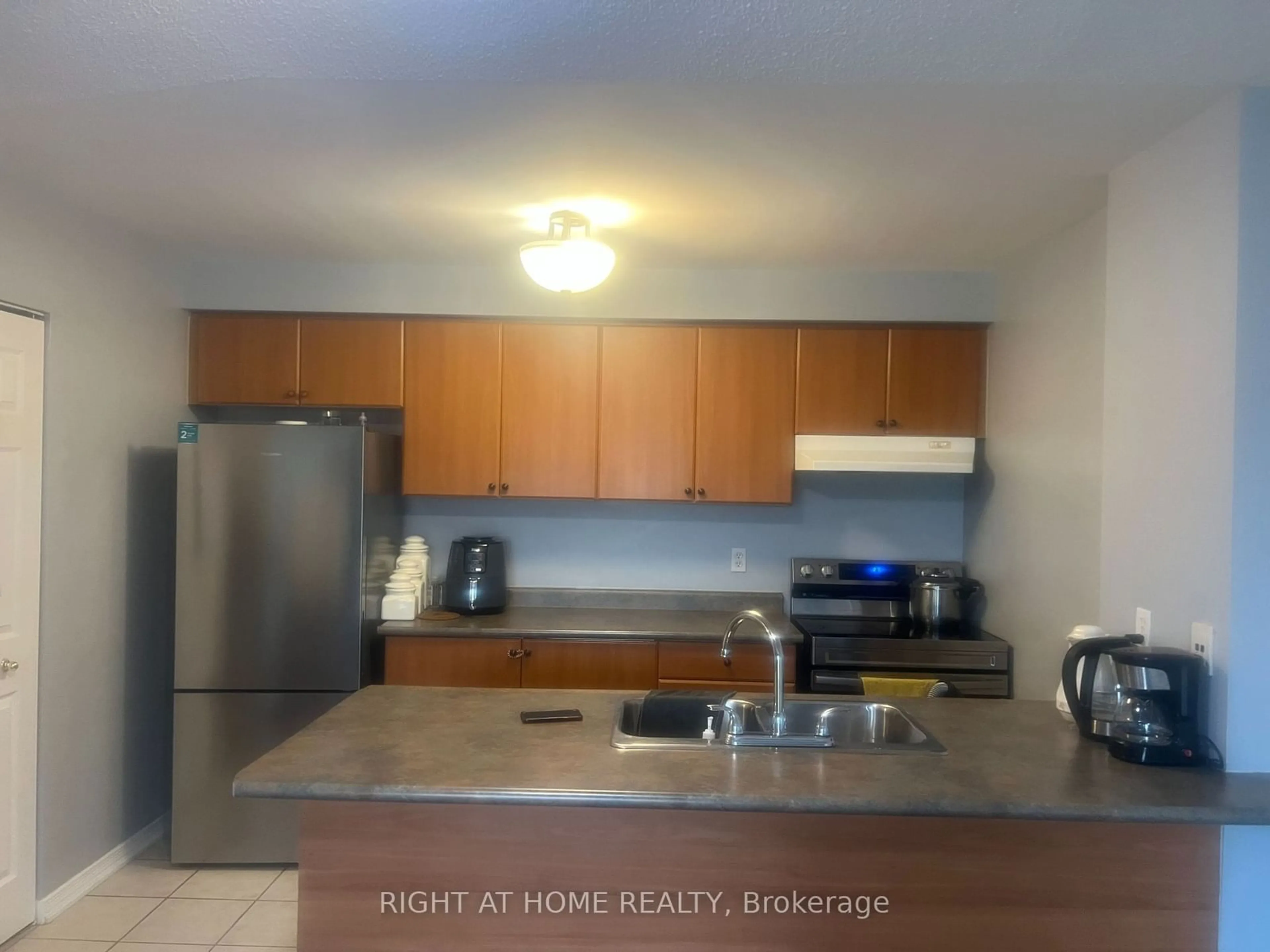 Standard kitchen for 83 Aspen Springs Dr #308, Clarington Ontario L1C 5J7