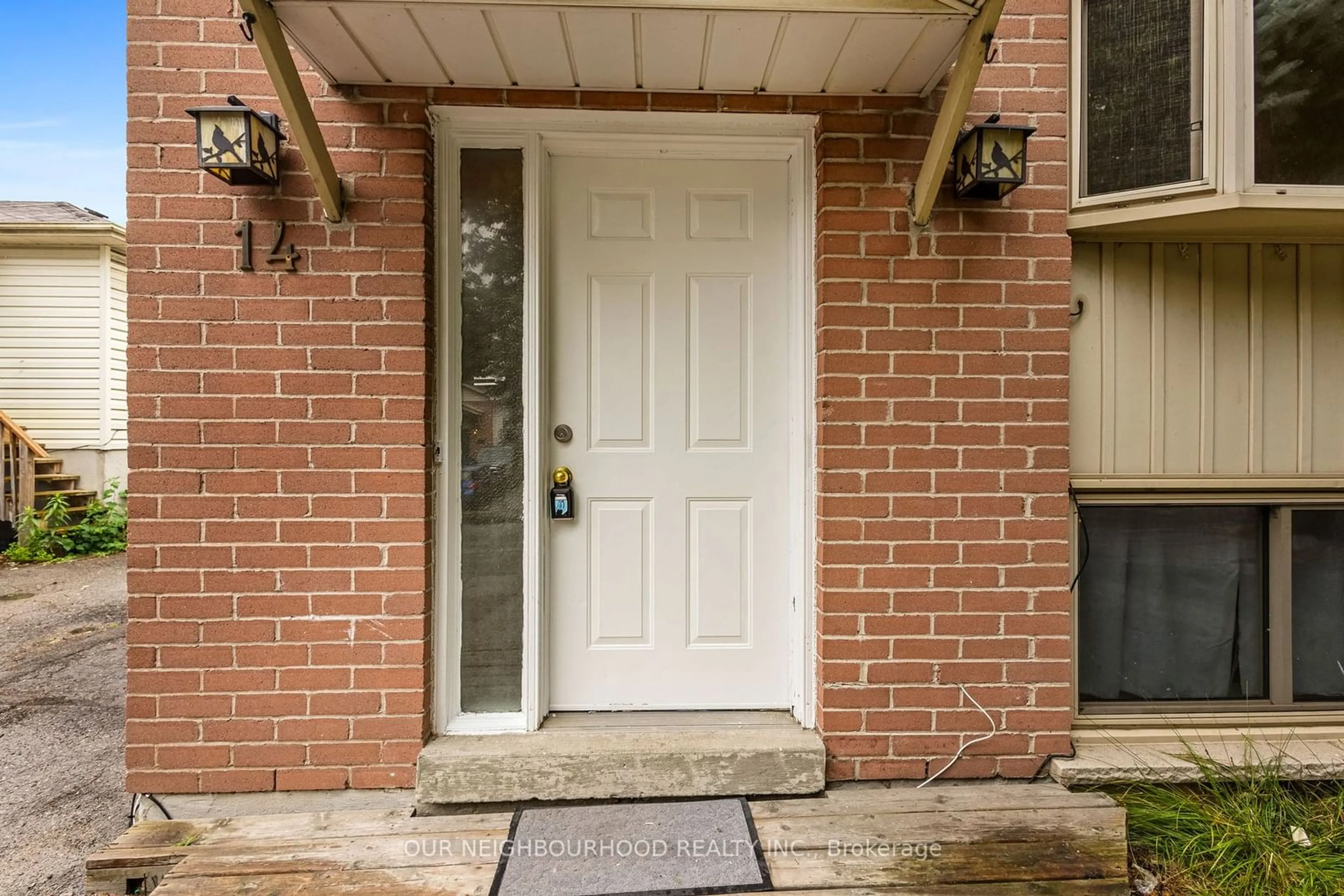 Indoor entryway, wood floors for 14 Lockhart Gate, Clarington Ontario L1C 4L1