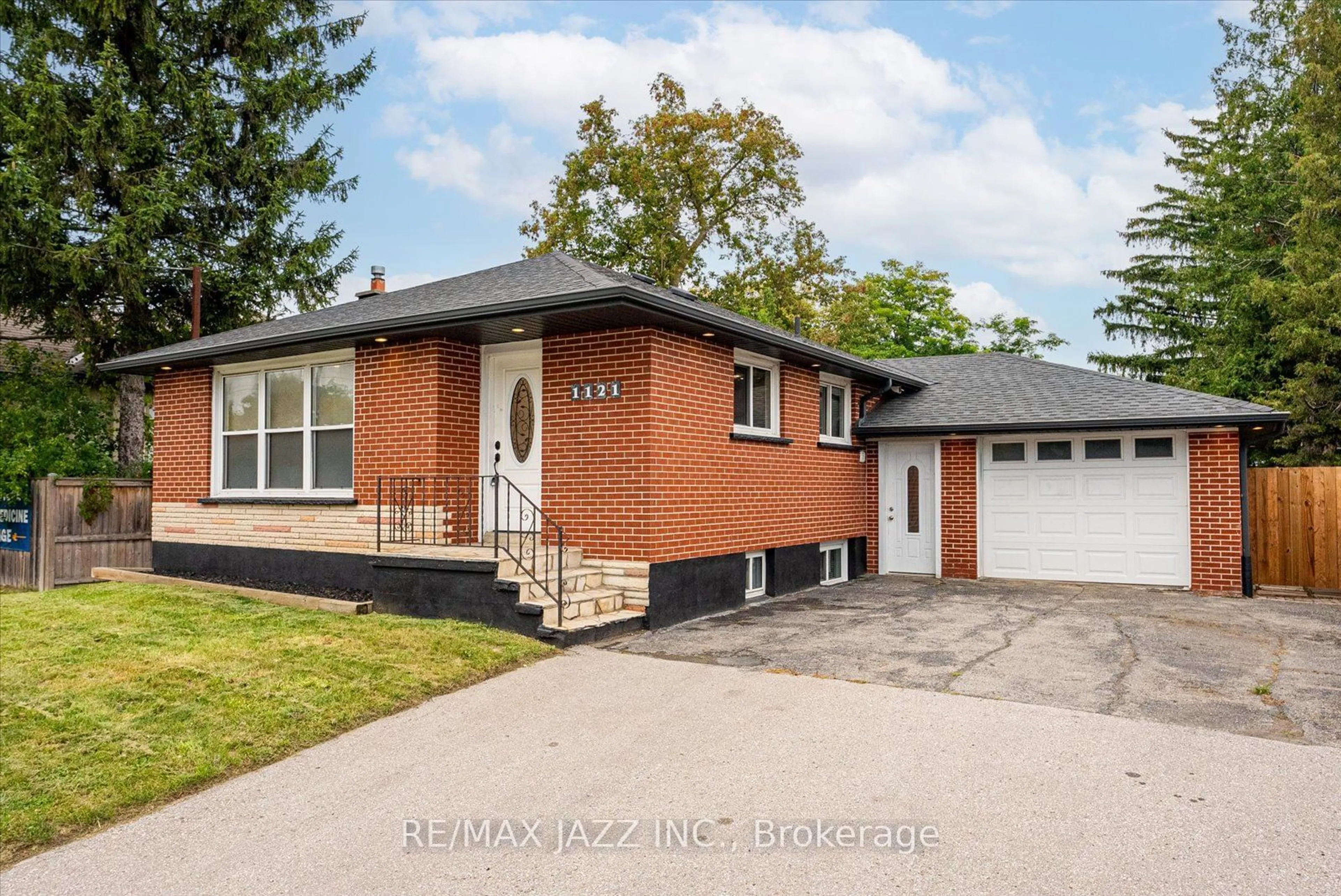 Home with brick exterior material for 1121 Brock St, Whitby Ontario L1N 4M1