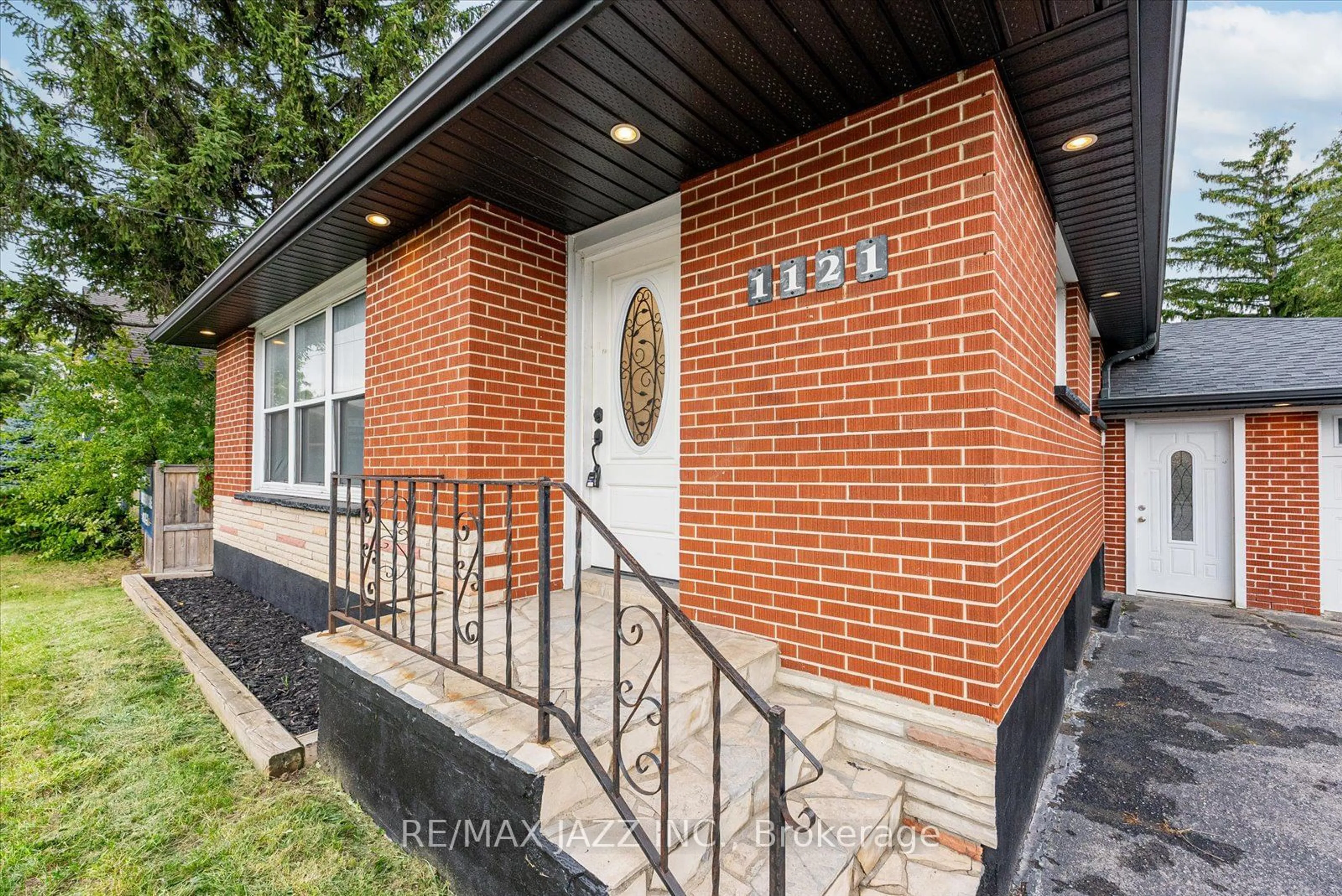 Home with brick exterior material for 1121 Brock St, Whitby Ontario L1N 4M1