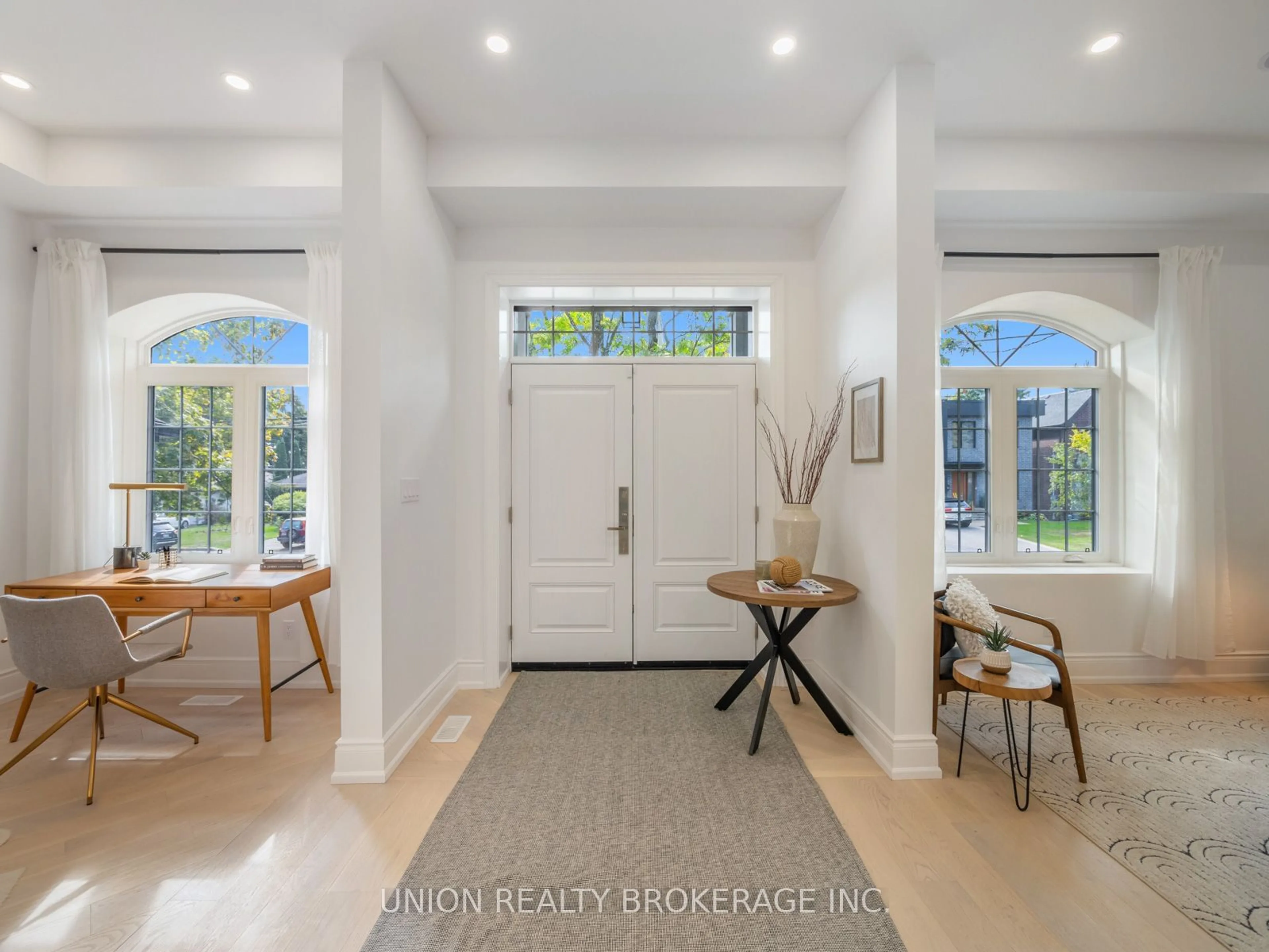 Indoor entryway, wood floors for 42 Fishleigh Dr, Toronto Ontario M1N 1H2