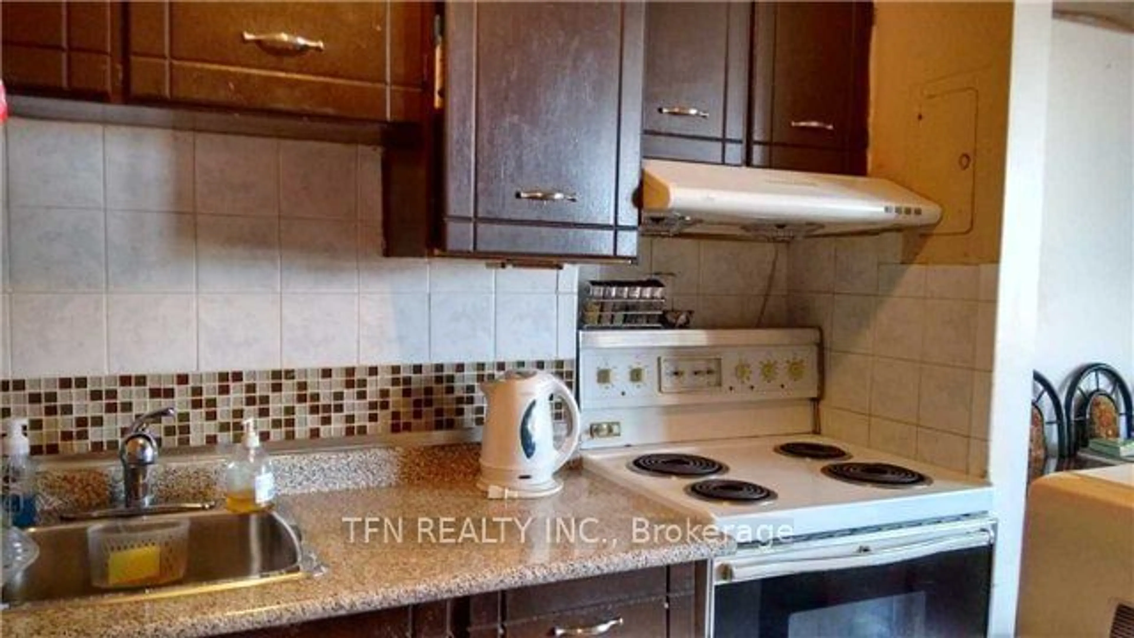 Standard kitchen, ceramic floors, cottage for 1950 Kennedy Rd #706, Toronto Ontario M1P 4S9