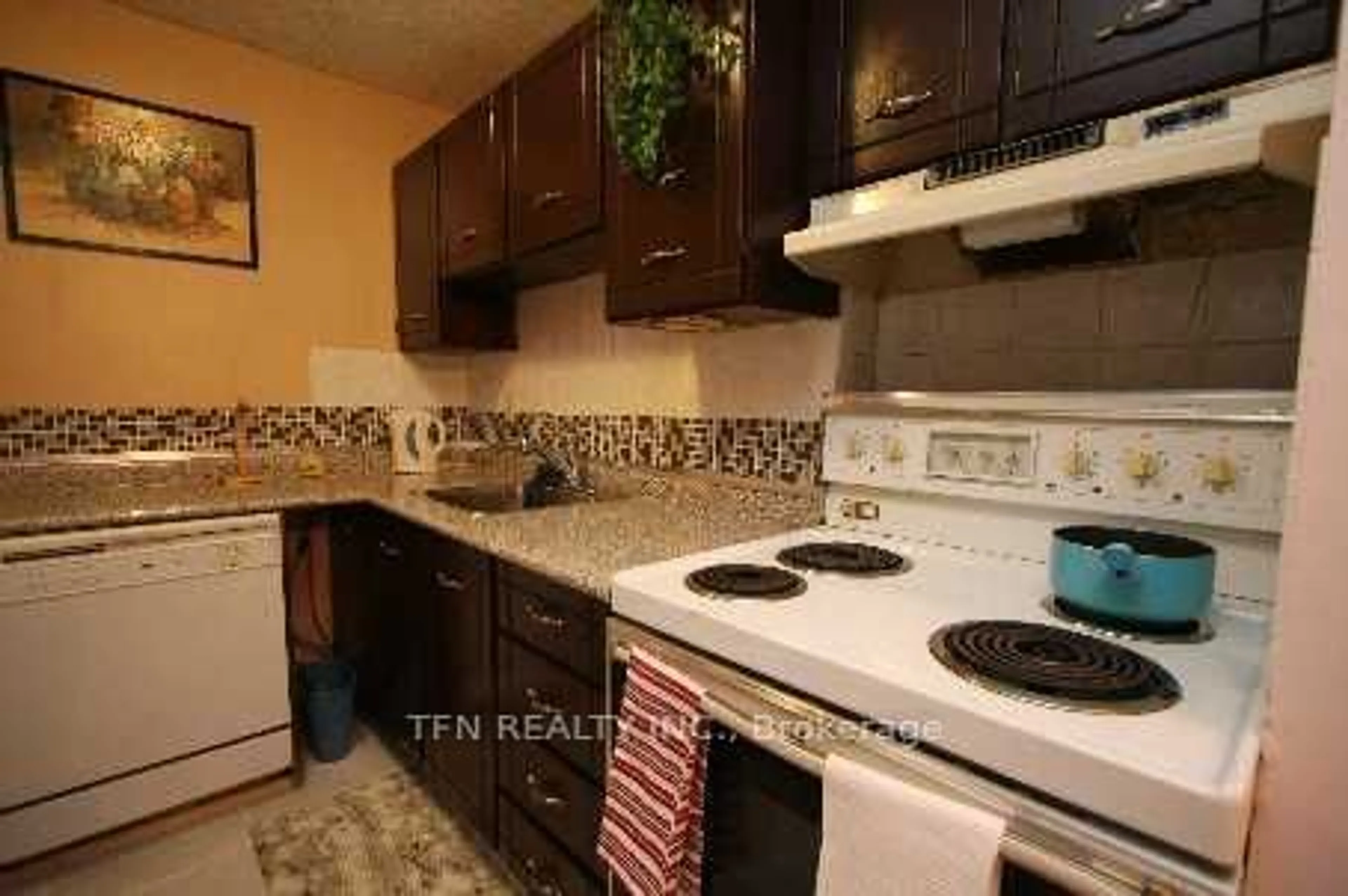 Standard kitchen, carpet floors, cottage for 1950 Kennedy Rd #706, Toronto Ontario M1P 4S9