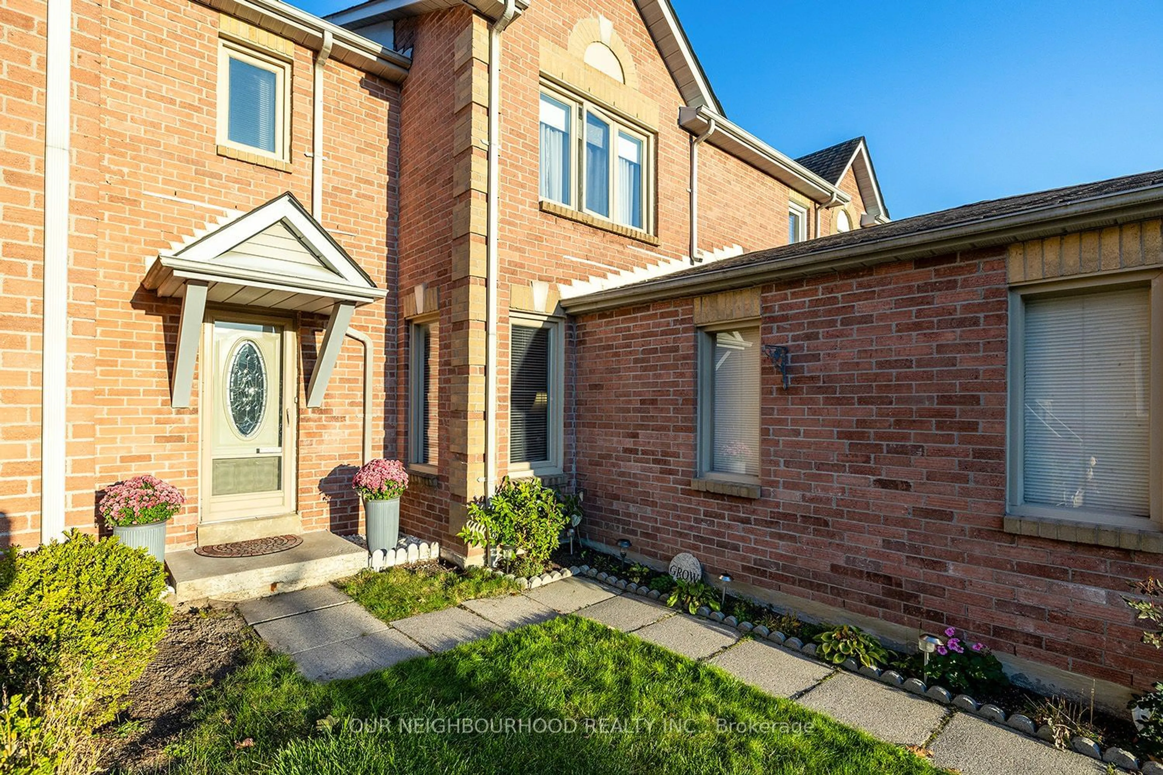 Home with brick exterior material for 35 Woodstone Pl, Whitby Ontario L1R 1S8