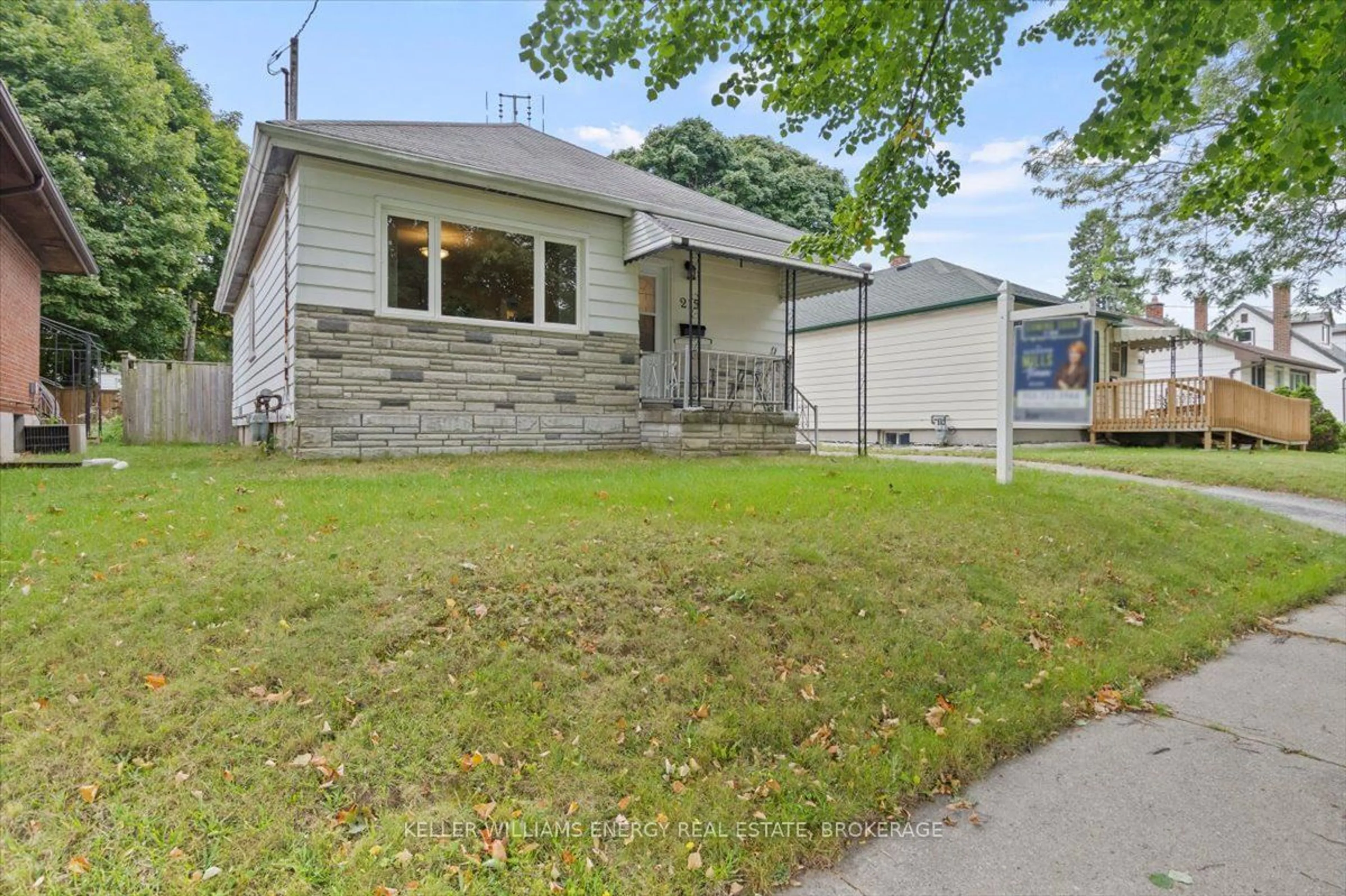 Frontside or backside of a home, the street view for 215 Greenwood Ave, Oshawa Ontario L1J 1W7