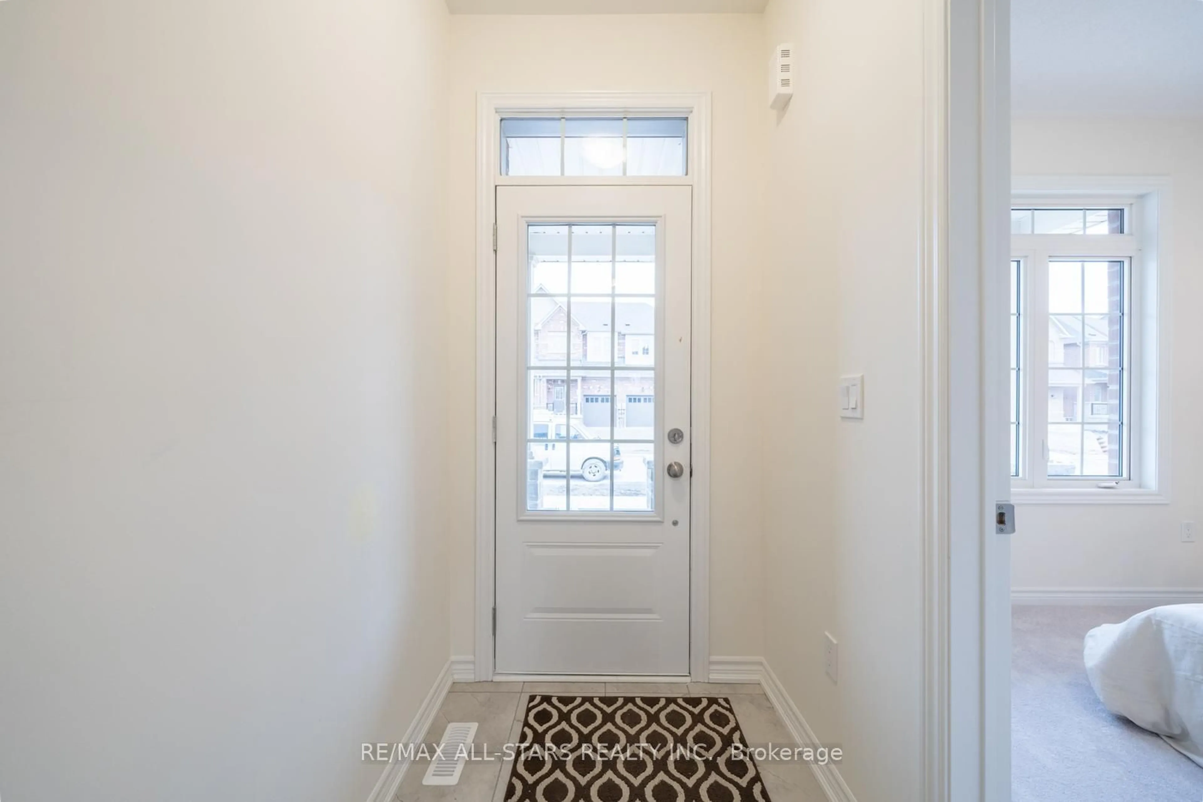 Indoor entryway, wood floors for 111 Robin Tr, Scugog Ontario L9L 2C7