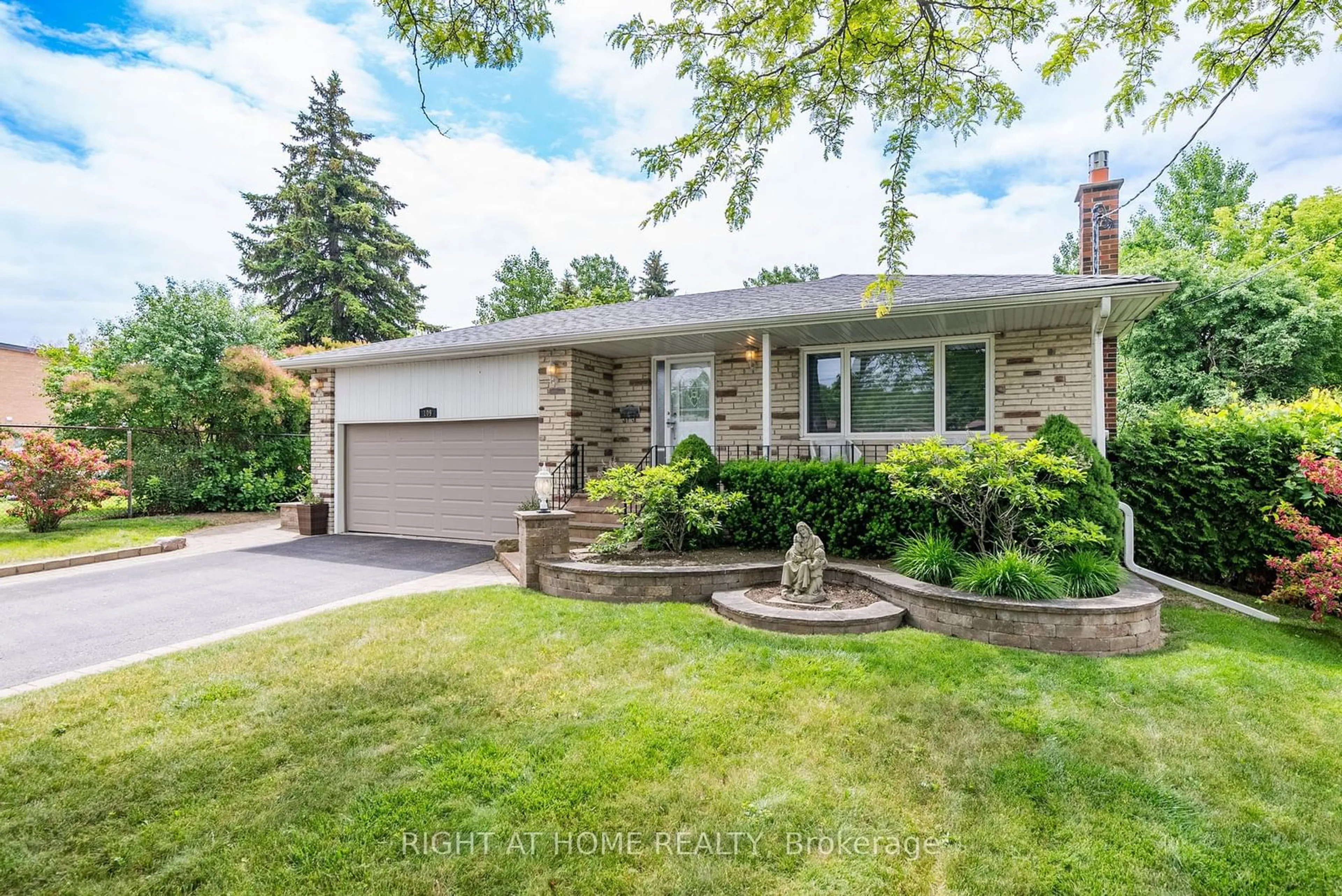 Frontside or backside of a home, the street view for 109 Crawforth St, Whitby Ontario L1N 3S4