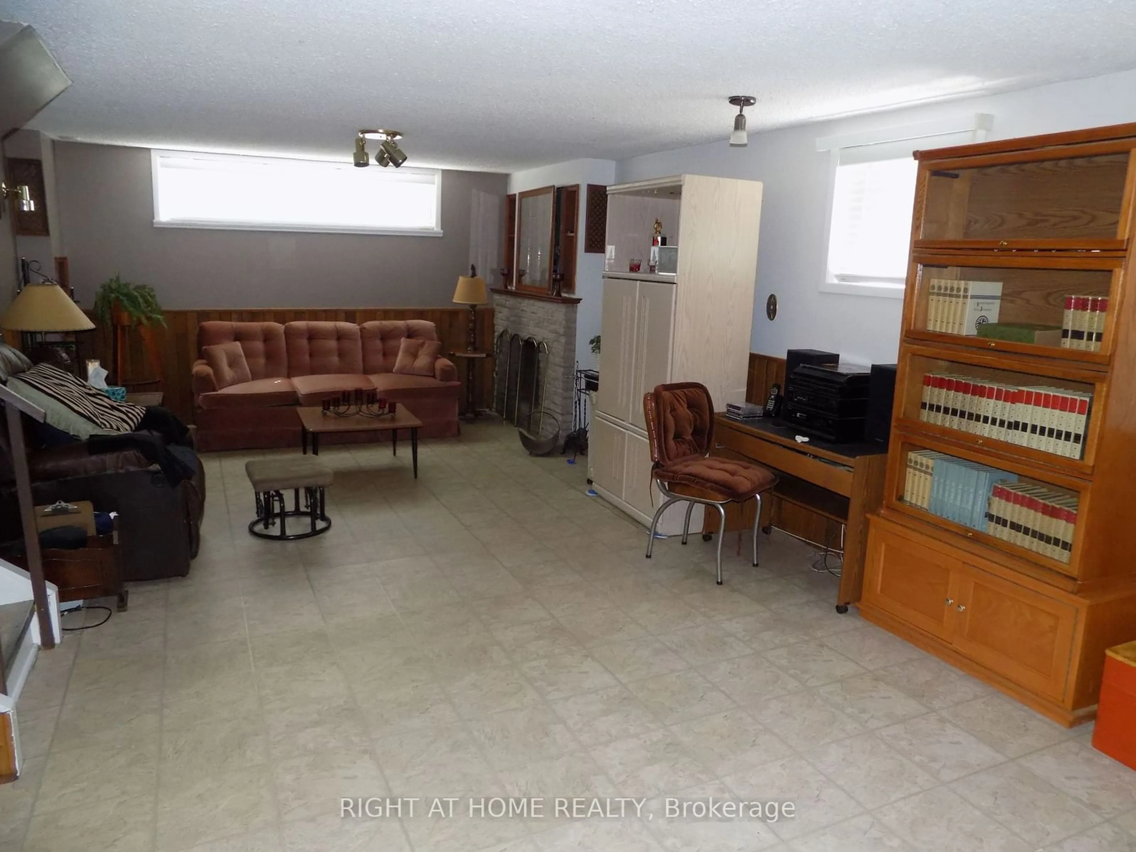 Living room, not visible floor for 536 Seville St, Oshawa Ontario L1J 6R4