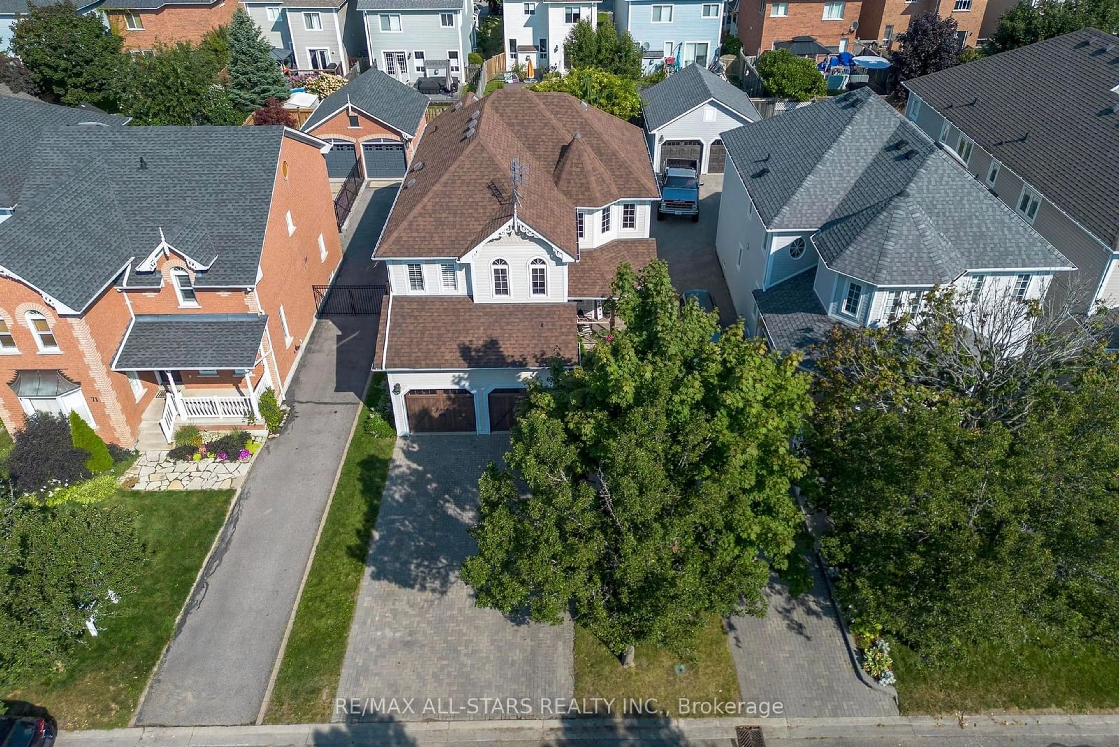 Frontside or backside of a home, the street view for 69 Matthewson Pl, Whitby Ontario L1M 1H4