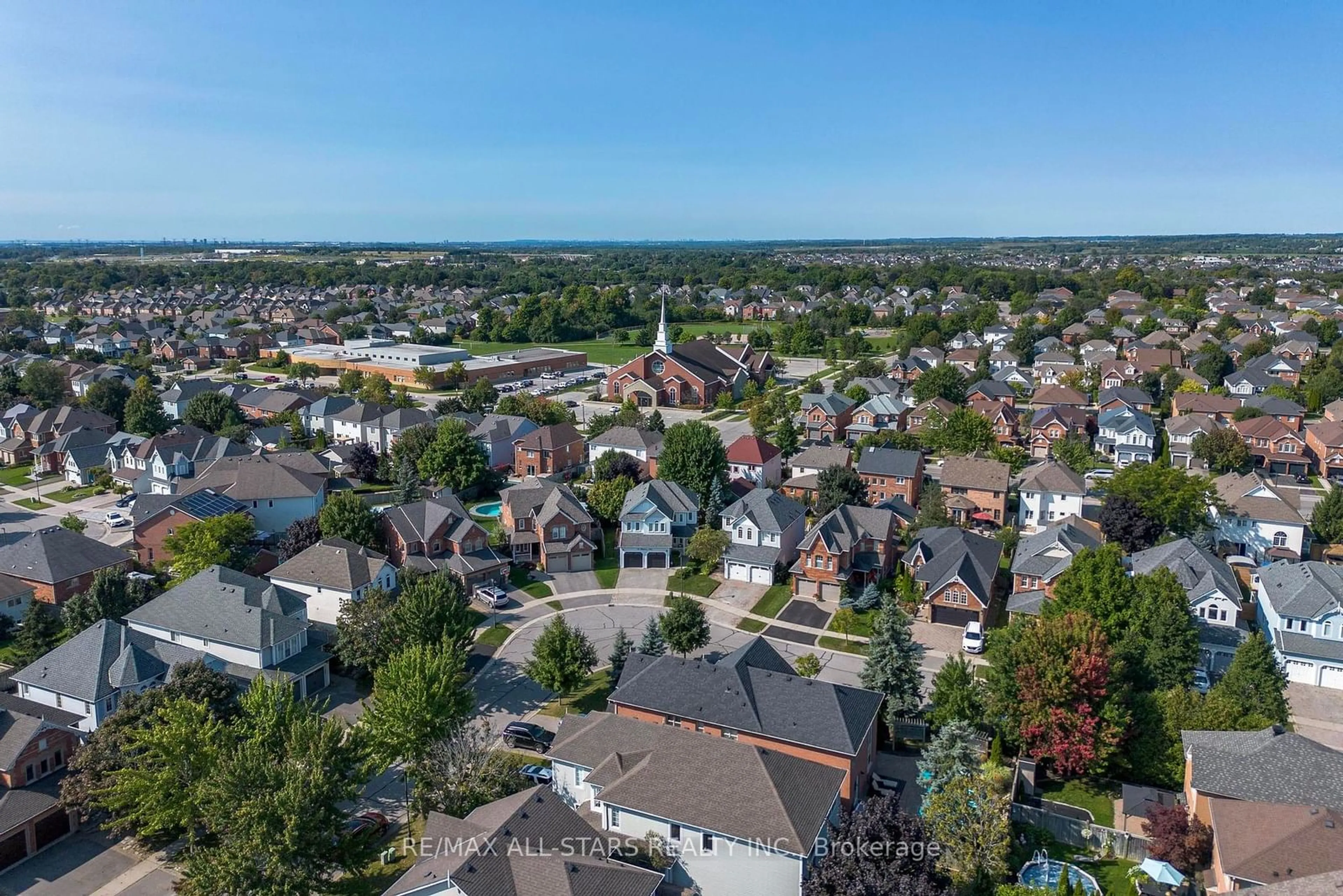 A pic from exterior of the house or condo, the street view for 69 Matthewson Pl, Whitby Ontario L1M 1H4