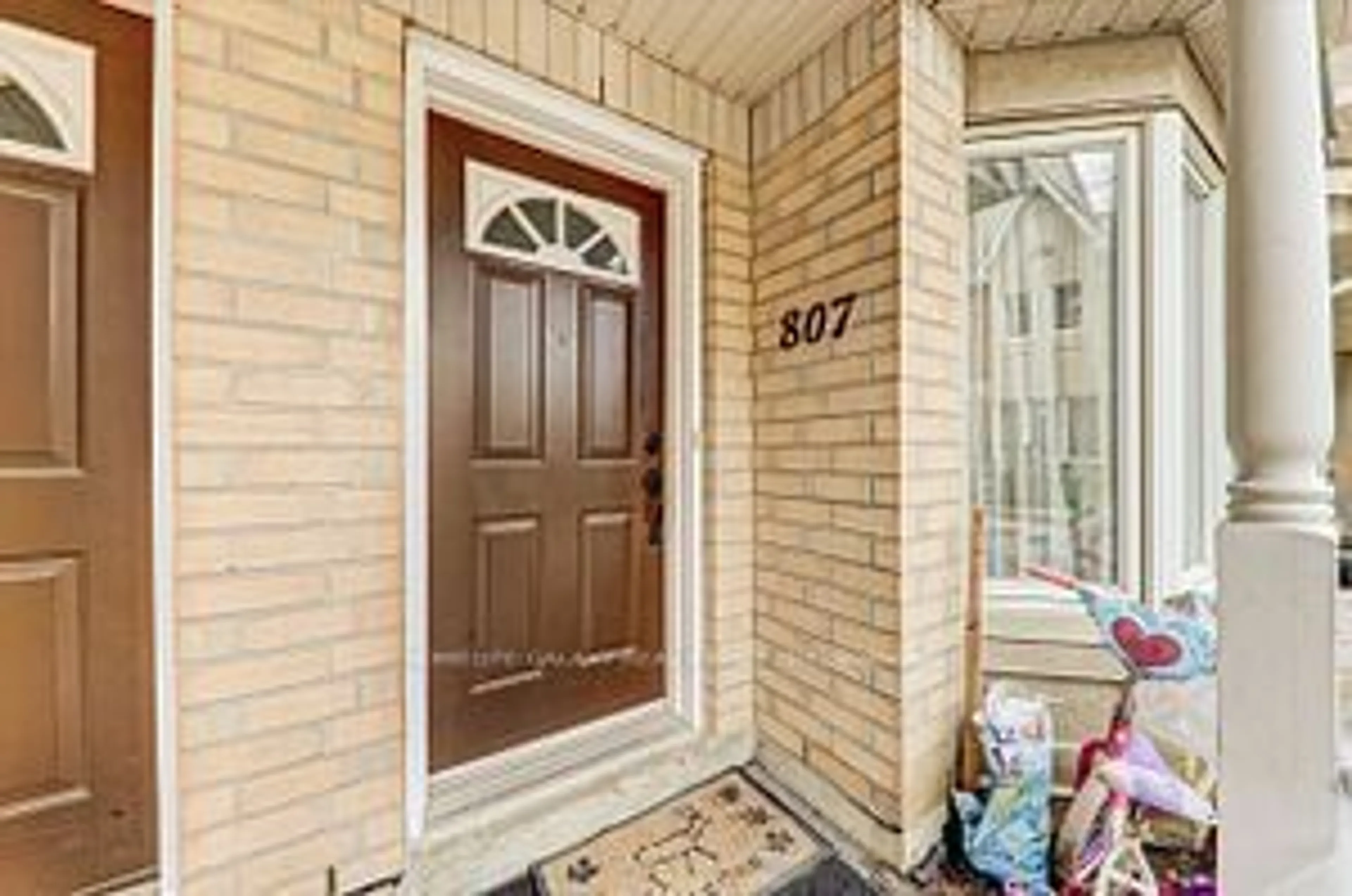 Indoor entryway, wood floors for 28 Rosebank Dr #807, Toronto Ontario M1B 5Z1