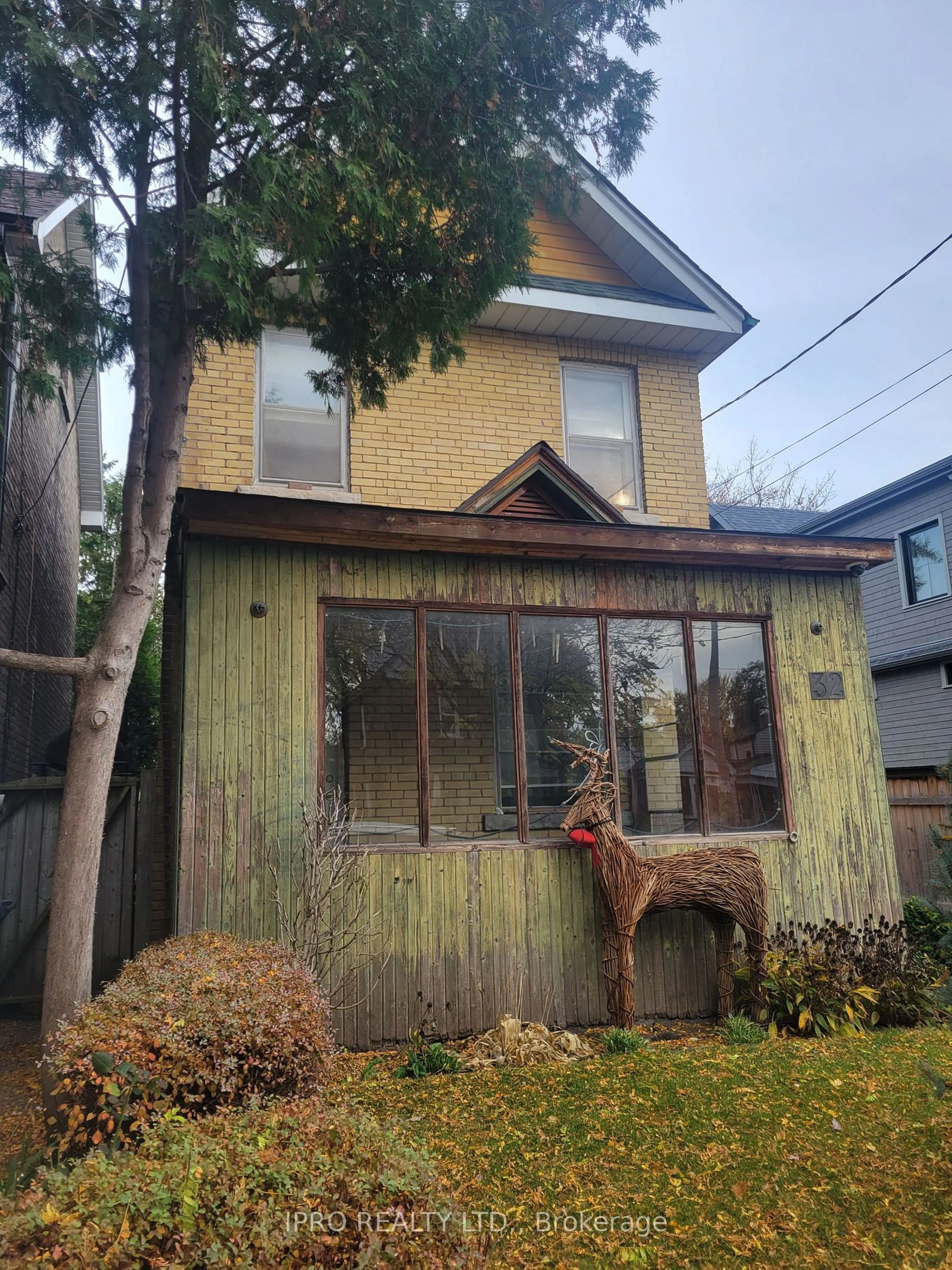 Frontside or backside of a home, cottage for 32 Rosevear Ave, Toronto Ontario M4C 1Z3