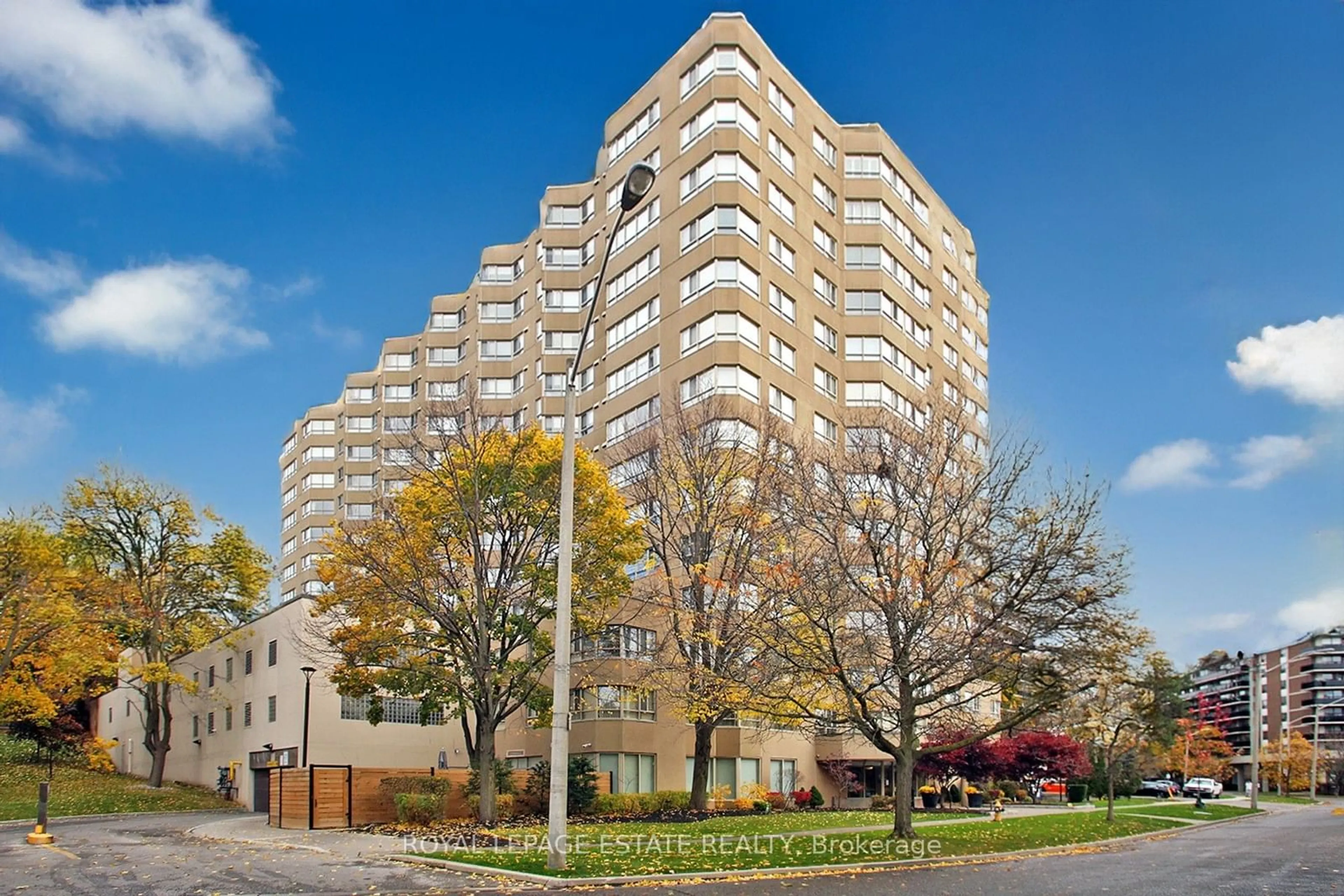 A pic from exterior of the house or condo, the front or back of building for 4 Park Vista #1006, Toronto Ontario M4B 3M8