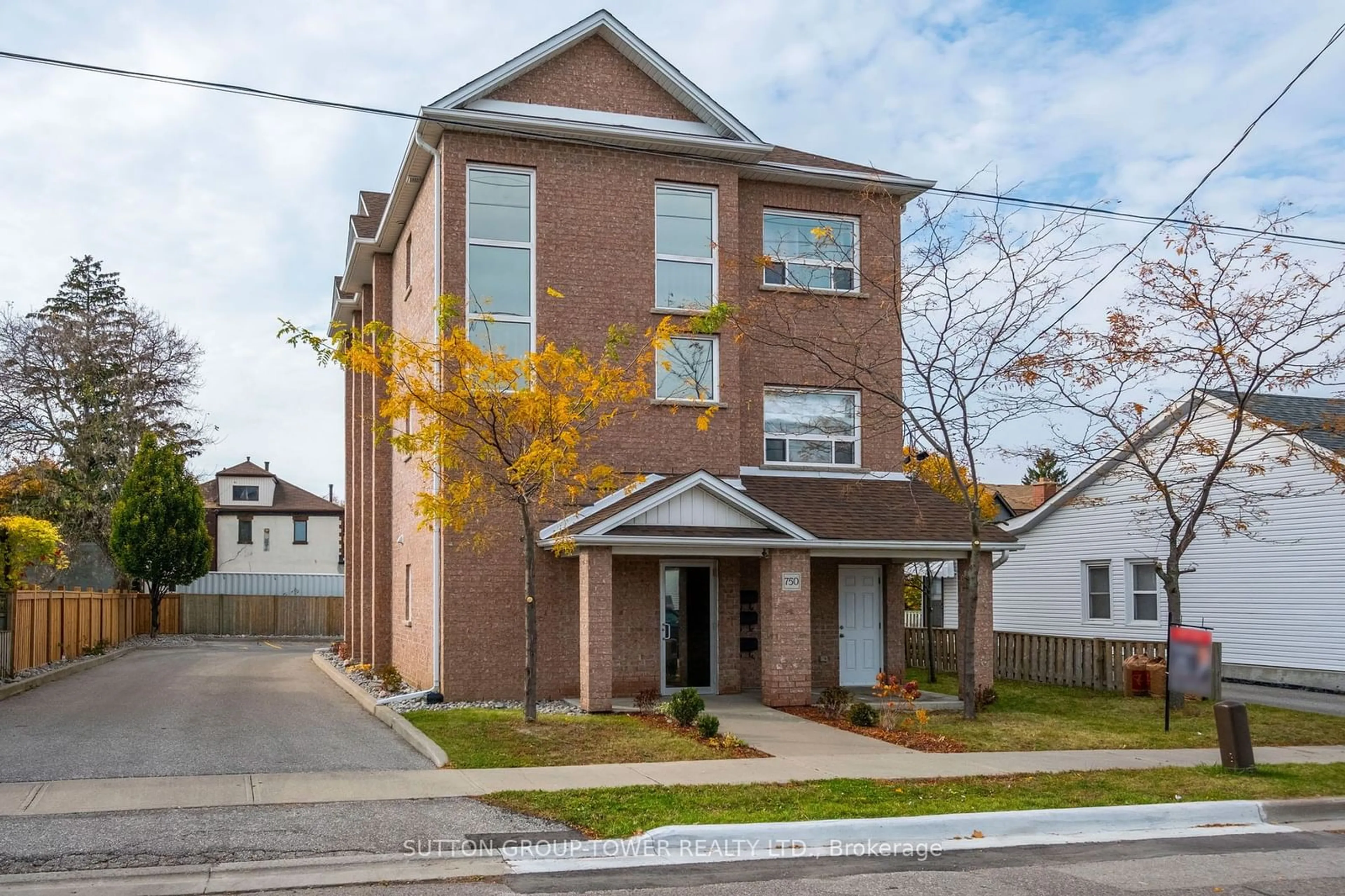 A pic from exterior of the house or condo, the front or back of building for 750 Albert St, Oshawa Ontario L1H 4T6