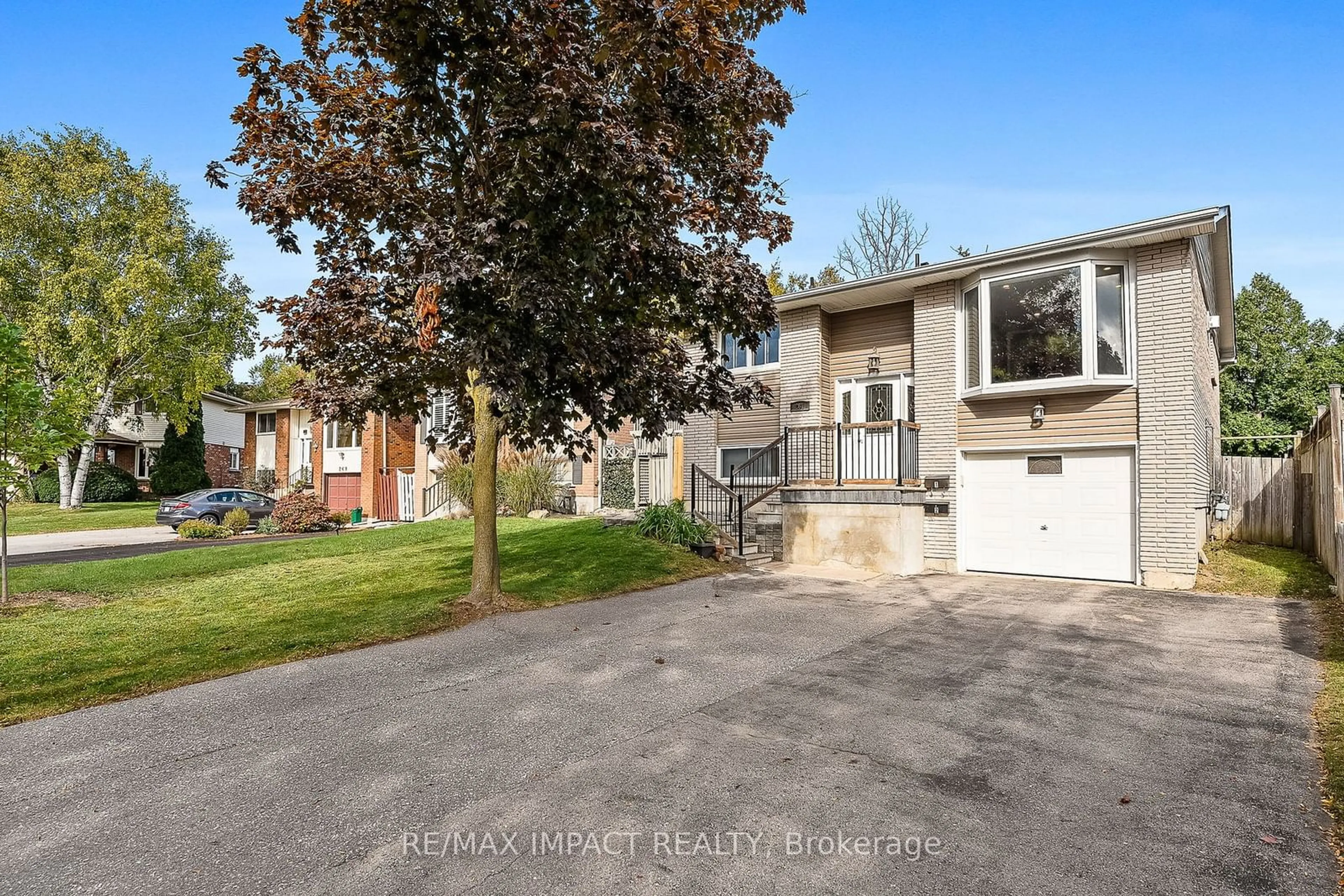 A pic from exterior of the house or condo, the street view for 261 Kensington Cres, Oshawa Ontario L1G 7R8