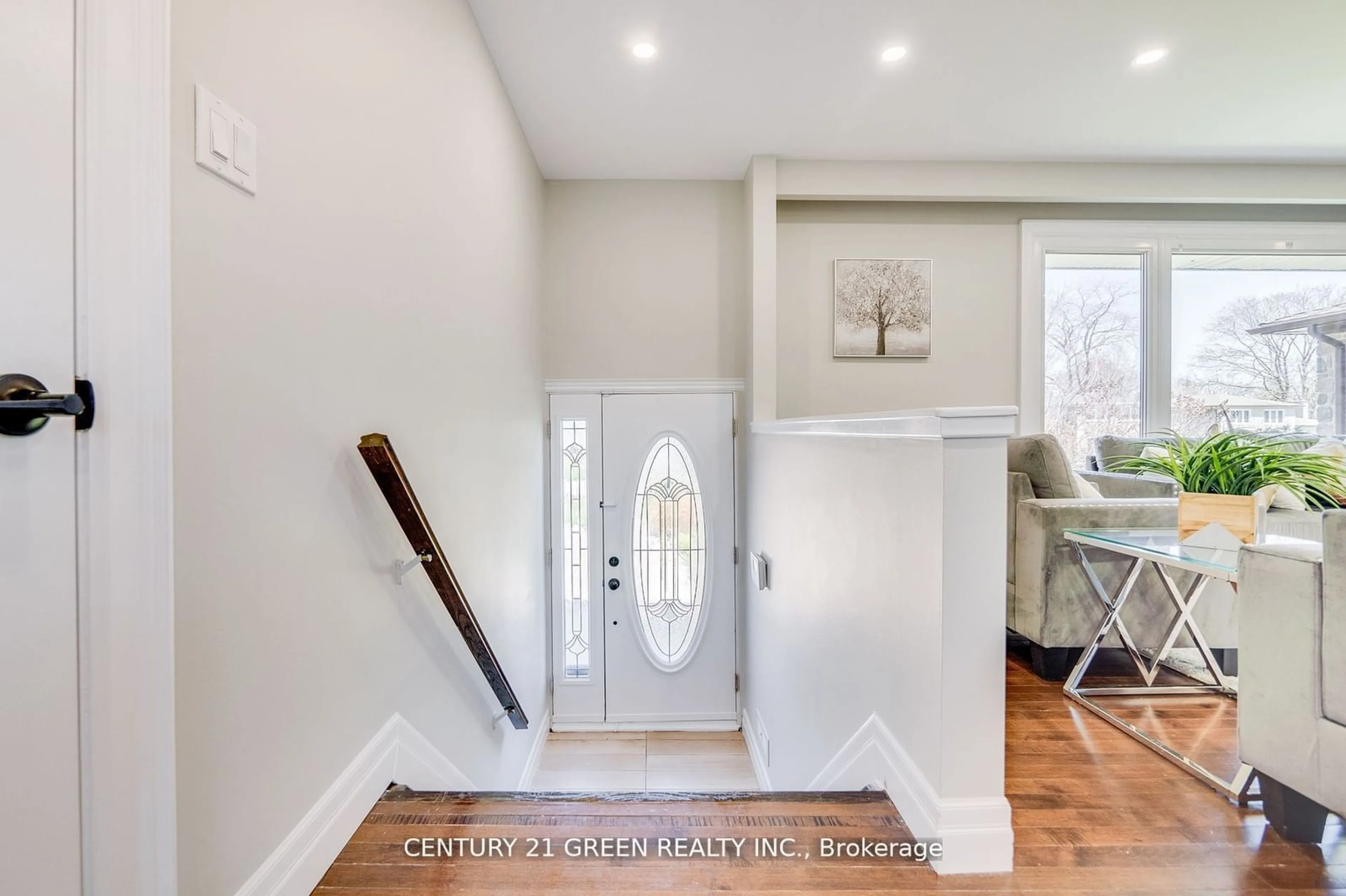 Indoor entryway, wood floors for 55 Regency Sq, Toronto Ontario M1E 1N4