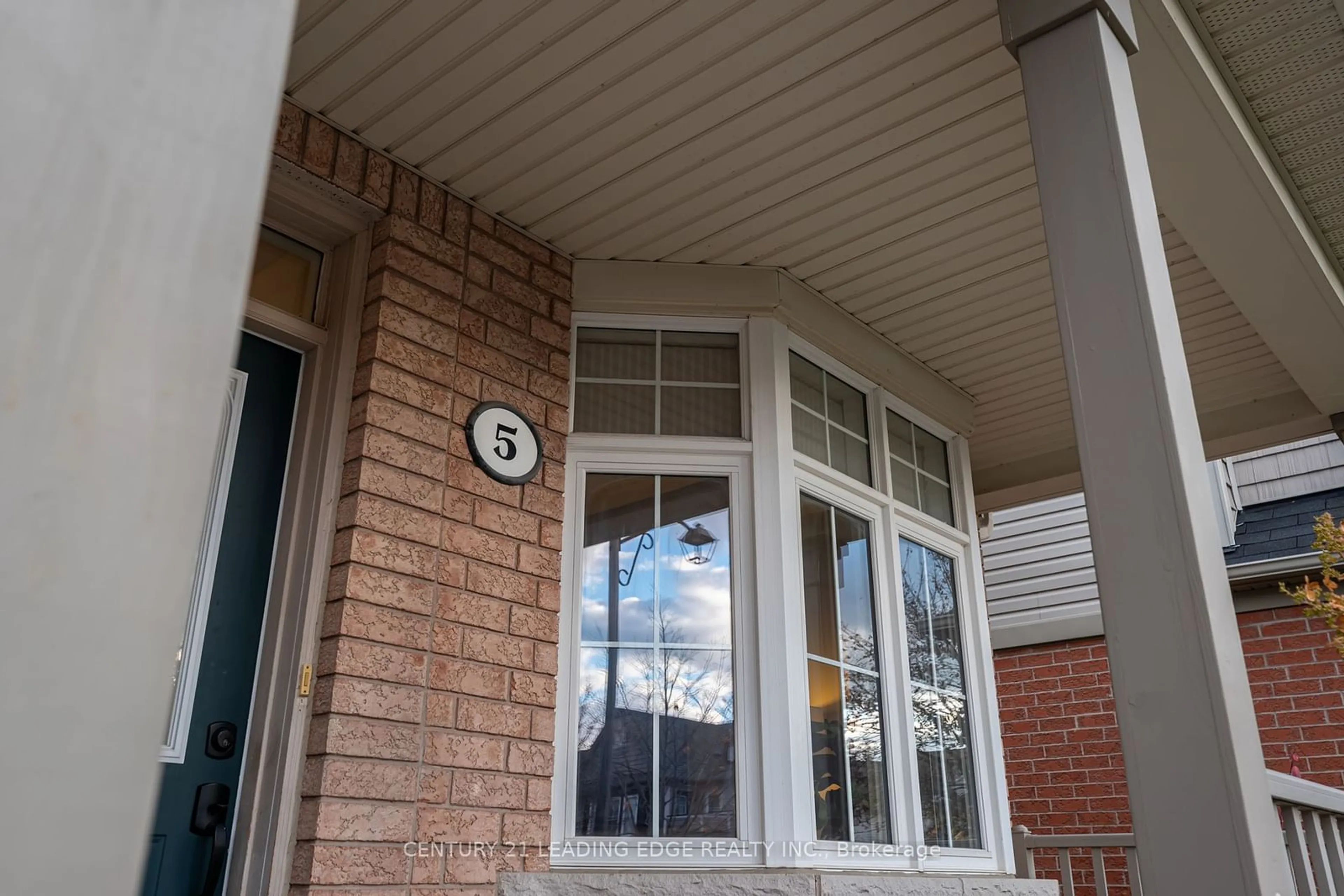 A pic from exterior of the house or condo, the front or back of building for 5 WOODBINE Pl, Oshawa Ontario L1L 1C5