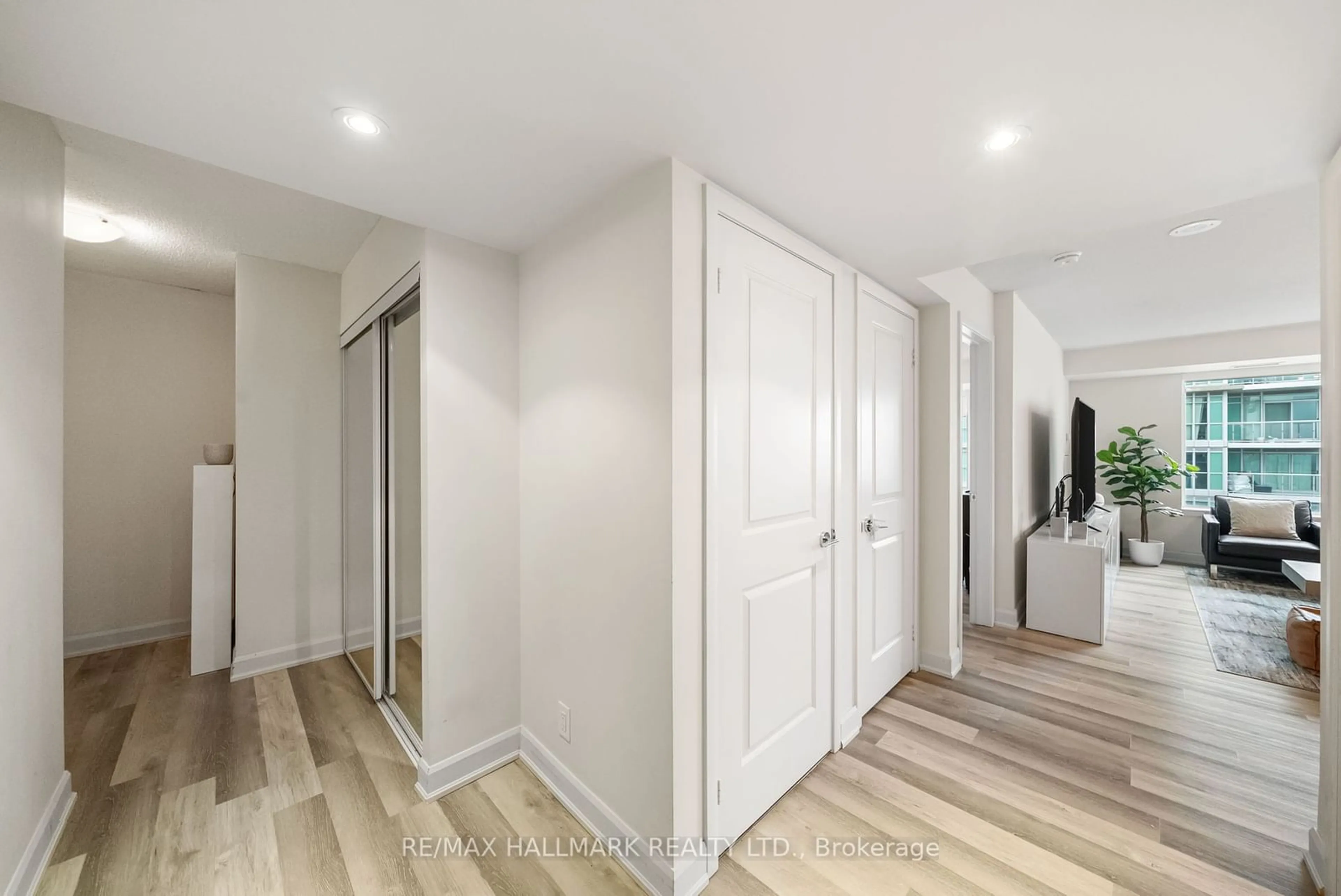 Indoor entryway, wood floors for 25 Town Centre Crt #3110, Toronto Ontario M1P 0B4